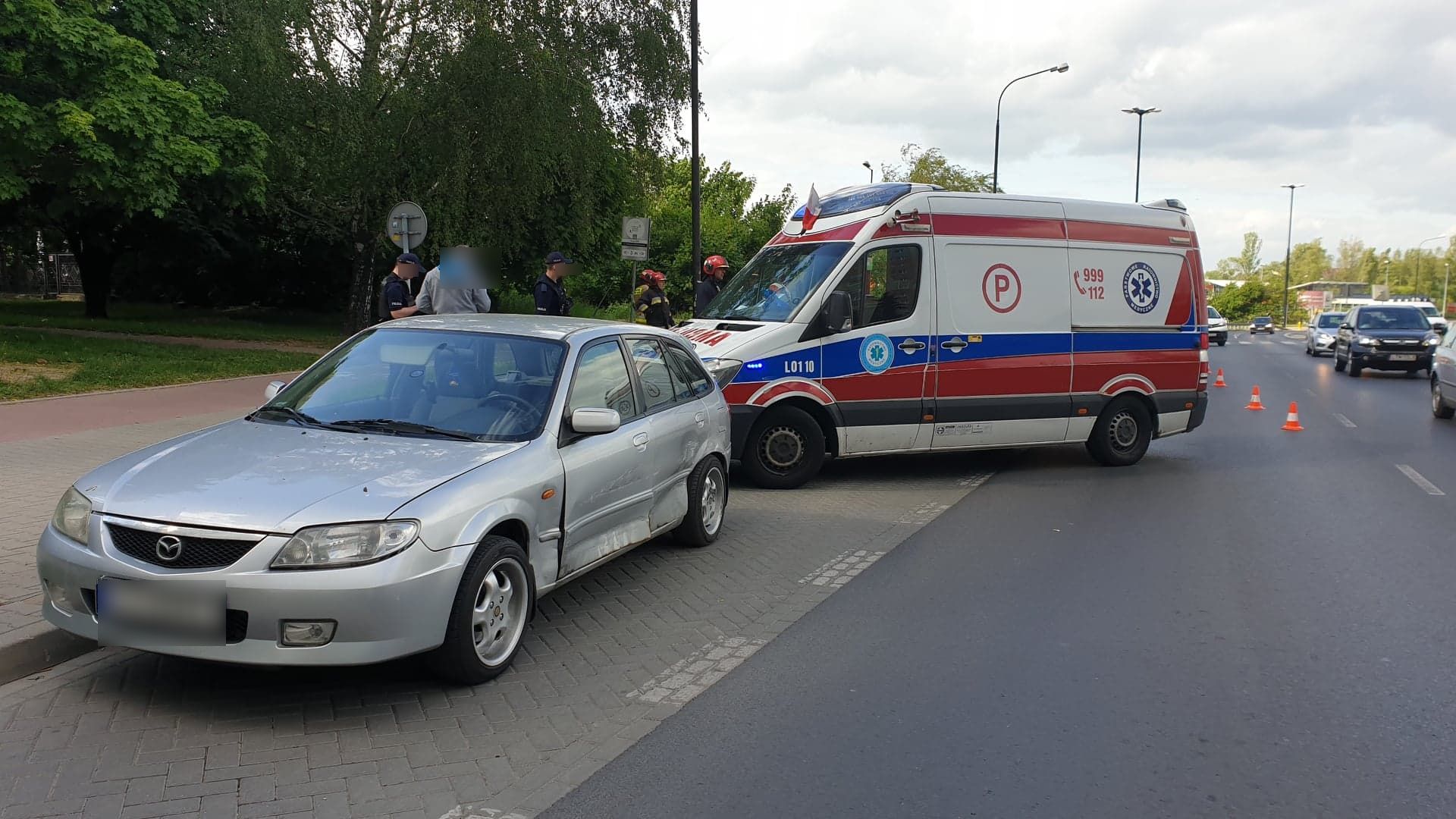 Kolejne zderzenie pojazdów na rondzie przy Makro. Tym razem mazdy i BMW (zdjęcia)