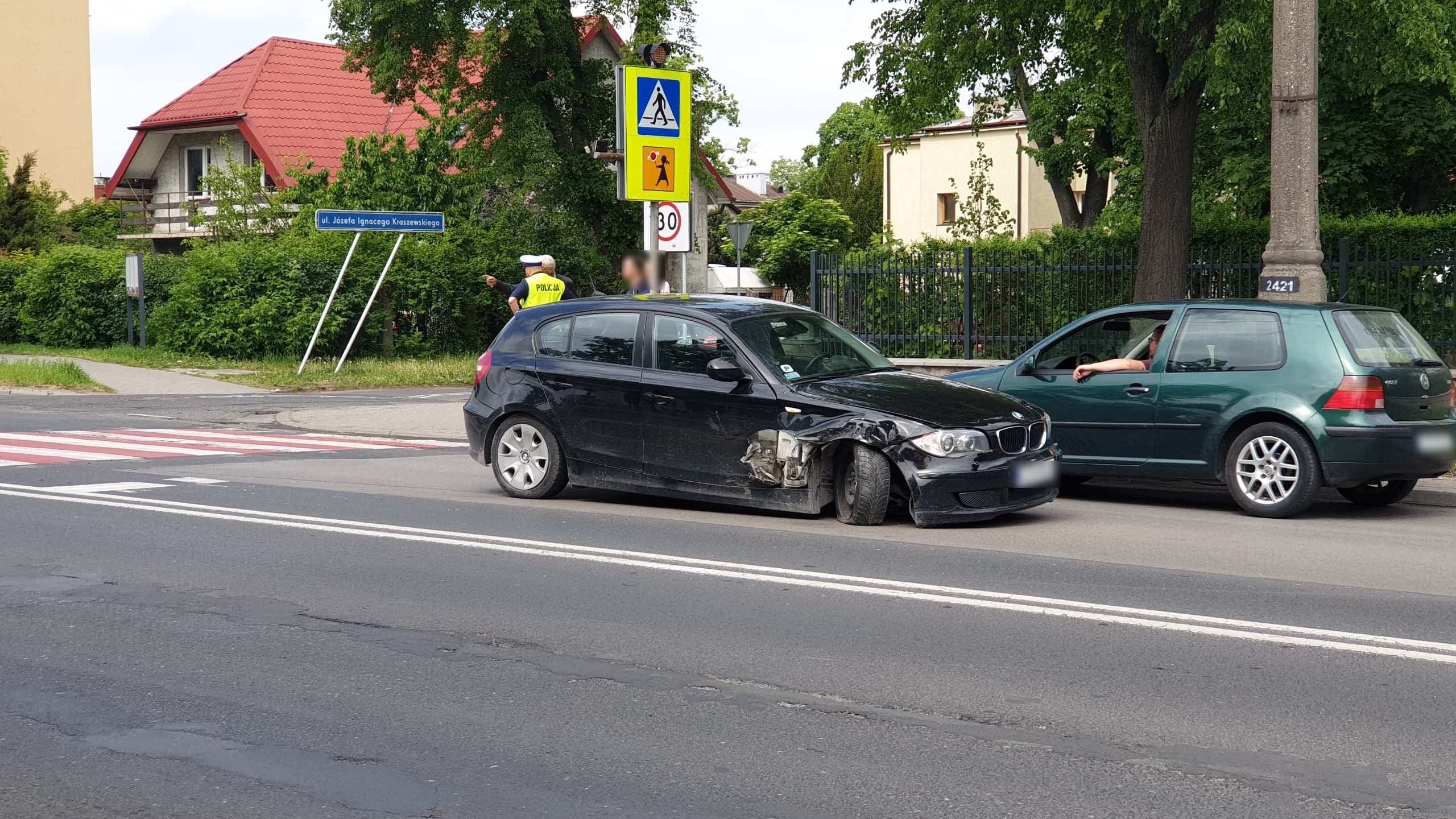 Wjechał na skrzyżowanie, zderzył się z BMW. Na szczęście nikt nie ucierpiał (zdjęcia)