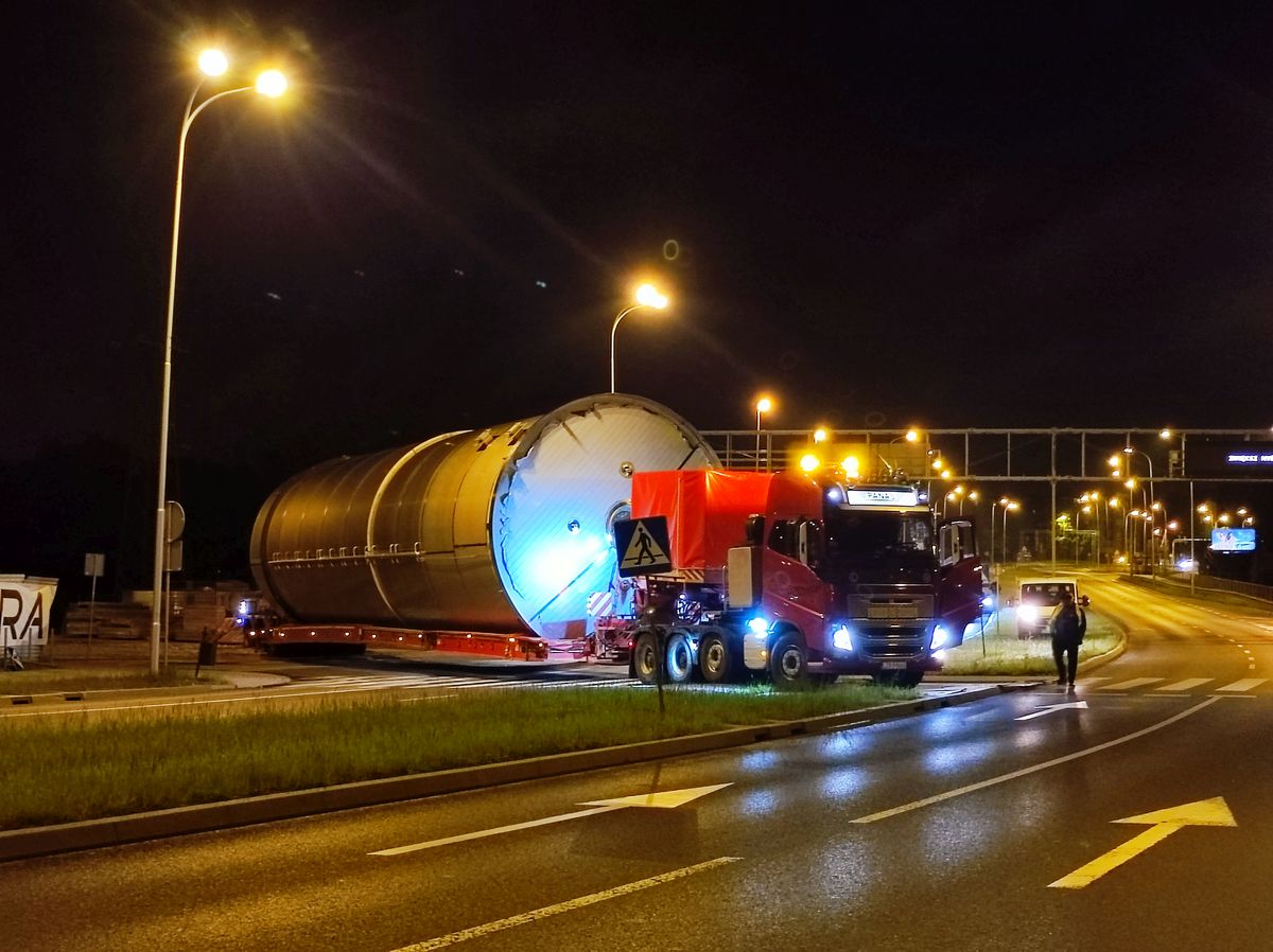 Nocami przez Lublin znów przewożone są ogromne zbiorniki. Będą służyły do produkcji piwa (zdjęcia)