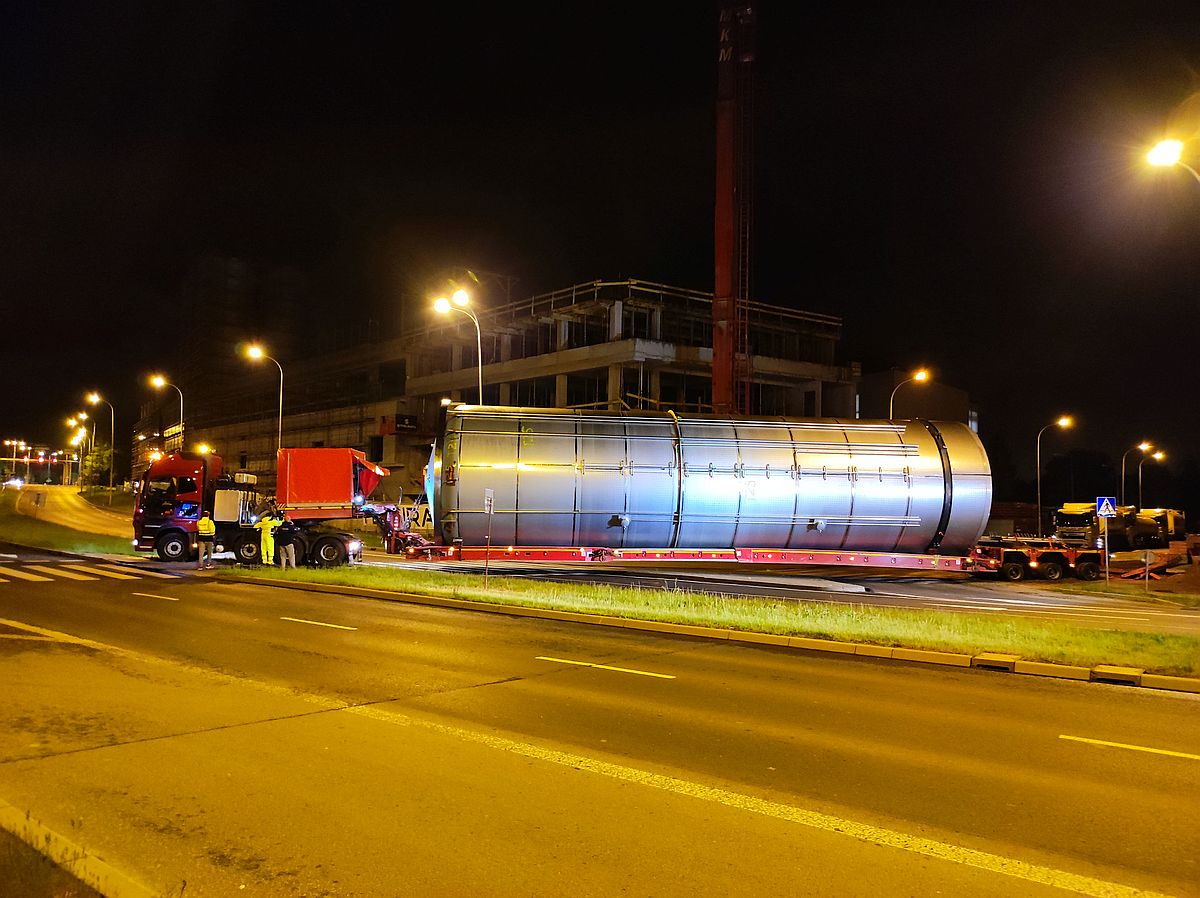 Nocami przez Lublin znów przewożone są ogromne zbiorniki. Będą służyły do produkcji piwa (zdjęcia)