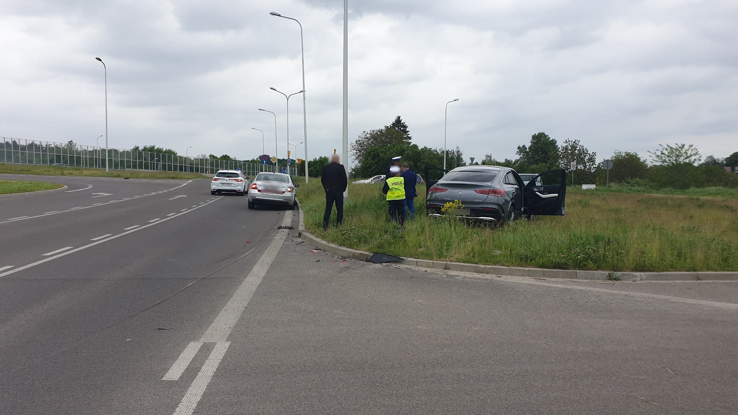 Kolejne zderzenie pojazdów na rondzie z pniakiem. Tym razem z drugiej strony (zdjęcia)