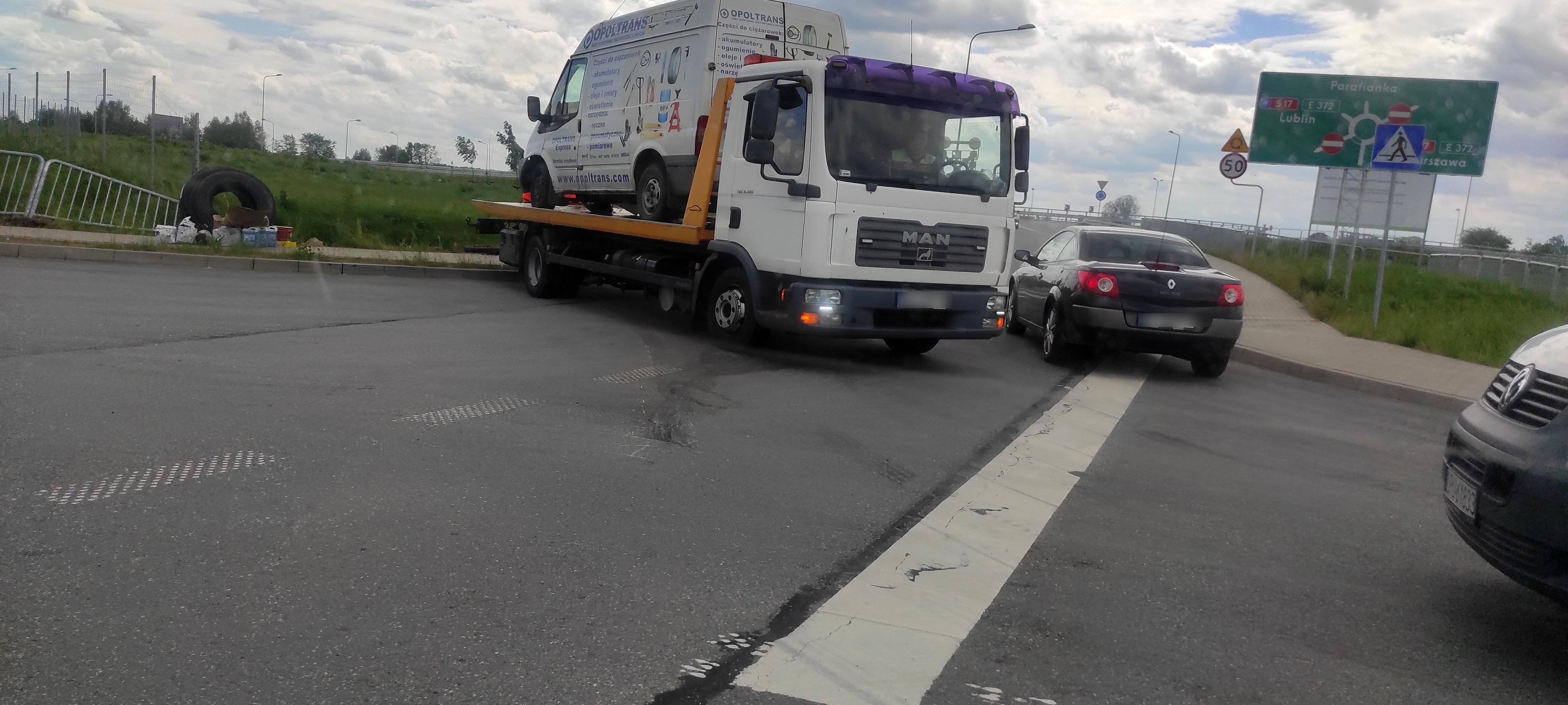 Nie zatrzymał się przed znakiem stop, zderzył się z dostawczym fordem. Życia mężczyzny nie udało się uratować (zdjęcia)