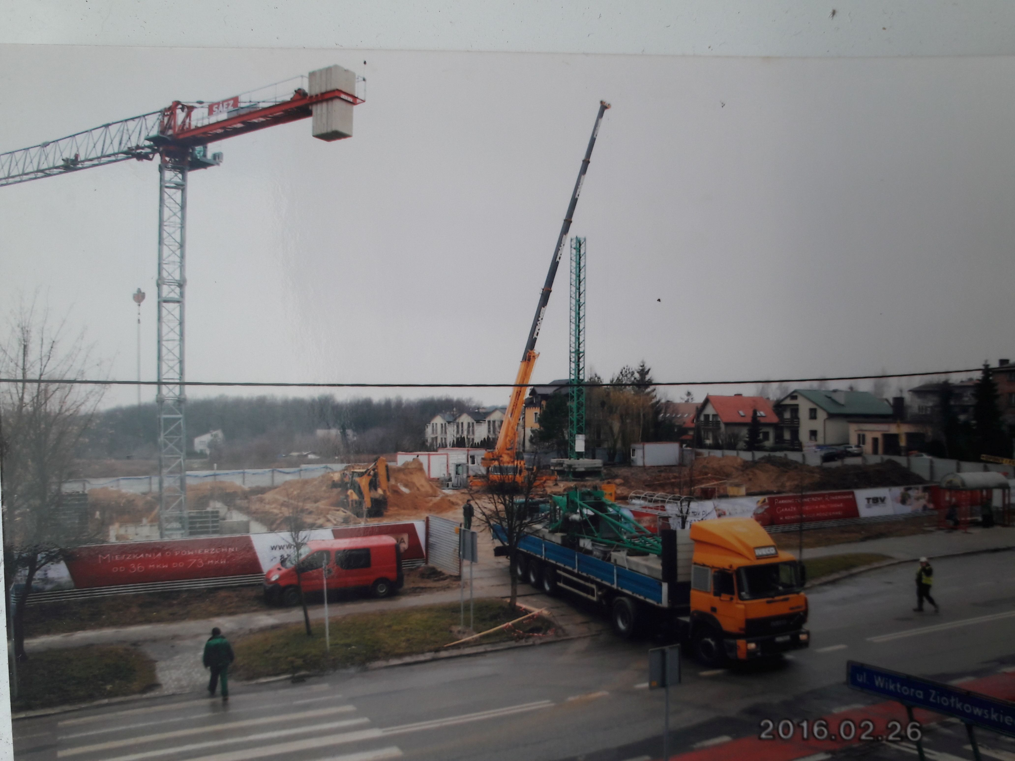 Szkoda, którą miał spowodować ciężki sprzęt dewelopera, jest nieusunięta do dziś. Dziura w jezdni irytuje mieszkańców (zdjęcia)