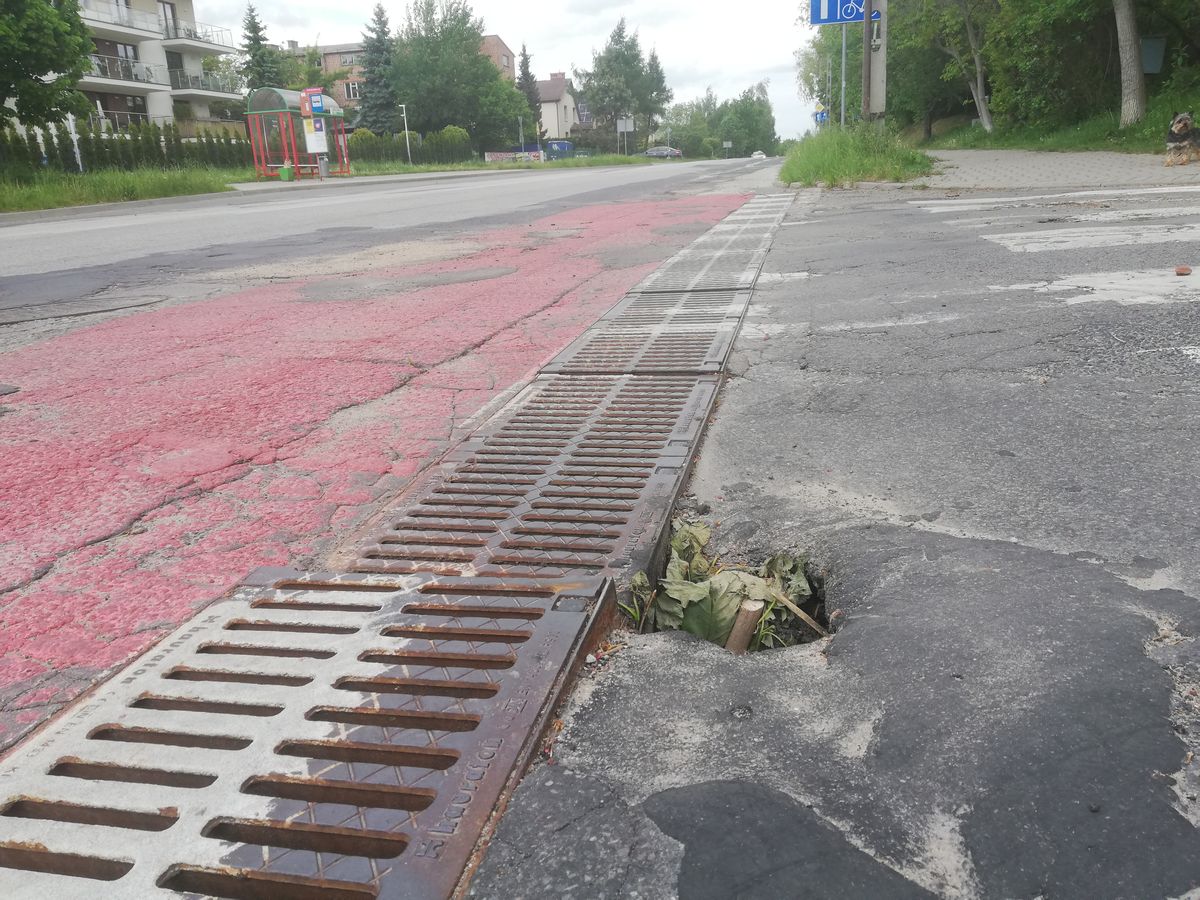 Szkoda, którą miał spowodować ciężki sprzęt dewelopera, jest nieusunięta do dziś. Dziura w jezdni irytuje mieszkańców (zdjęcia)