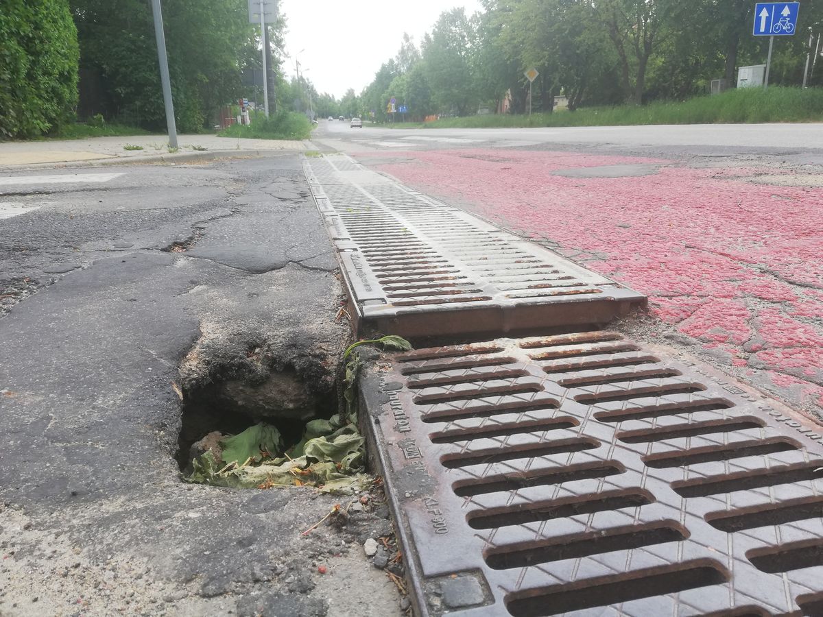 Szkoda, którą miał spowodować ciężki sprzęt dewelopera, jest nieusunięta do dziś. Dziura w jezdni irytuje mieszkańców (zdjęcia)