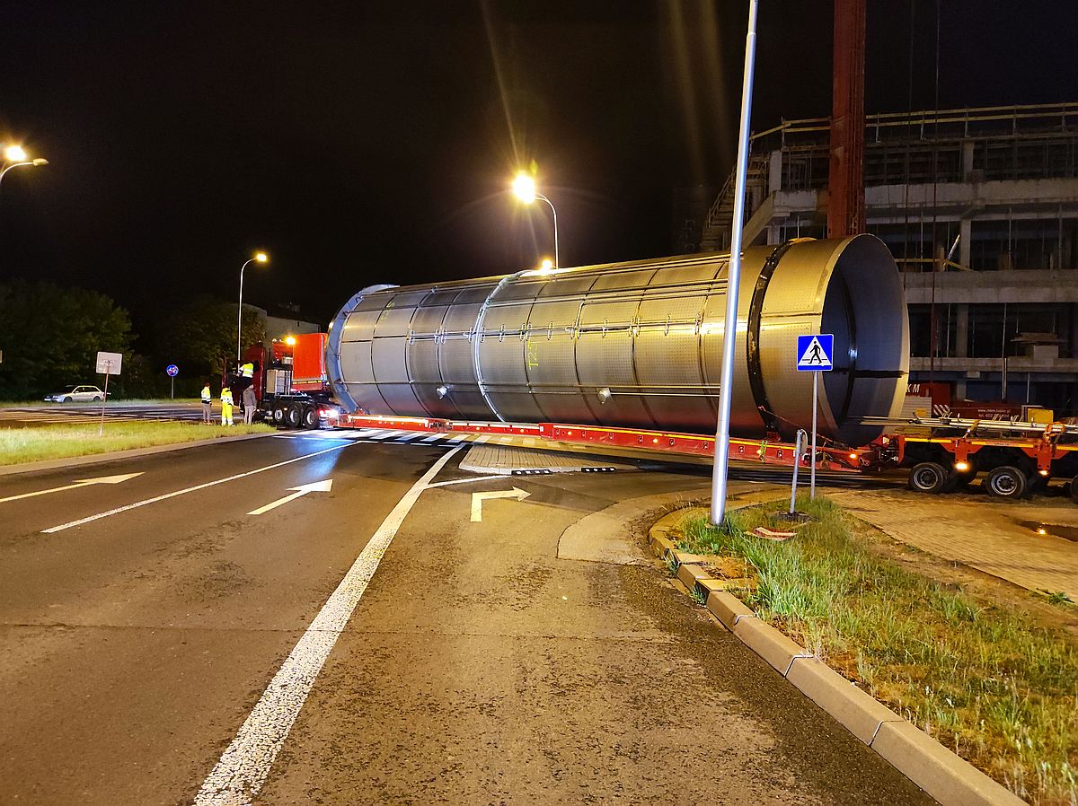 Nocami przez Lublin znów przewożone są ogromne zbiorniki. Będą służyły do produkcji piwa (zdjęcia)