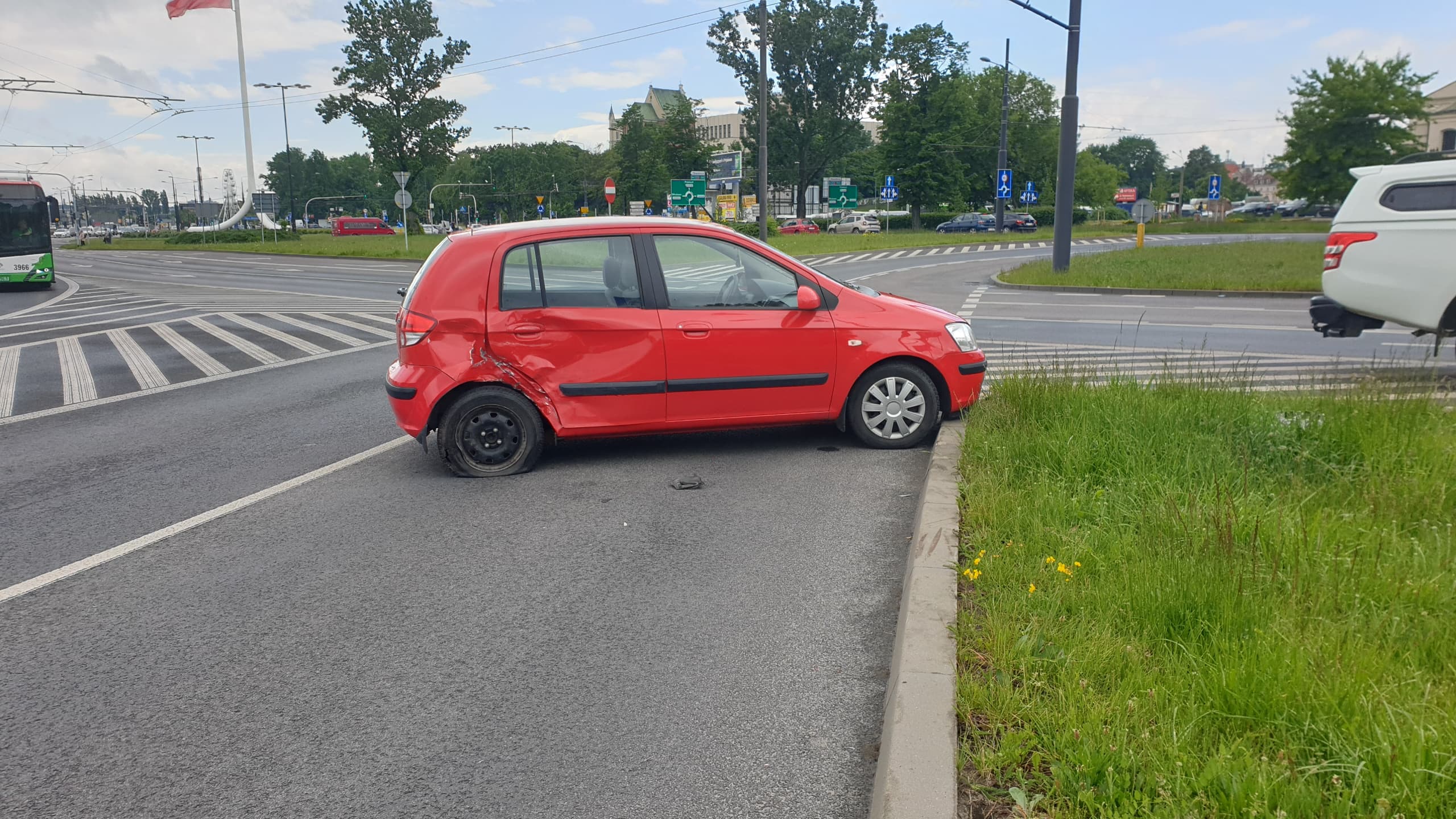 Kolejne zderzenie dwóch aut na rondzie Mohyły. Tym razem nie ma osób poszkodowanych (zdjęcia)