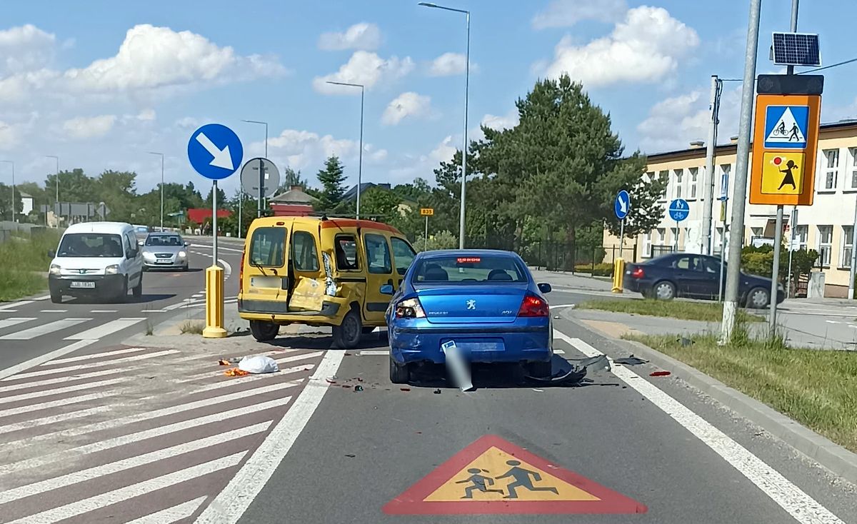 Staranował stojące przed przejściem auta. Kobieta z trójką małych dzieci zdołała uciec przed rozpędzonym autem (zdjęcia)