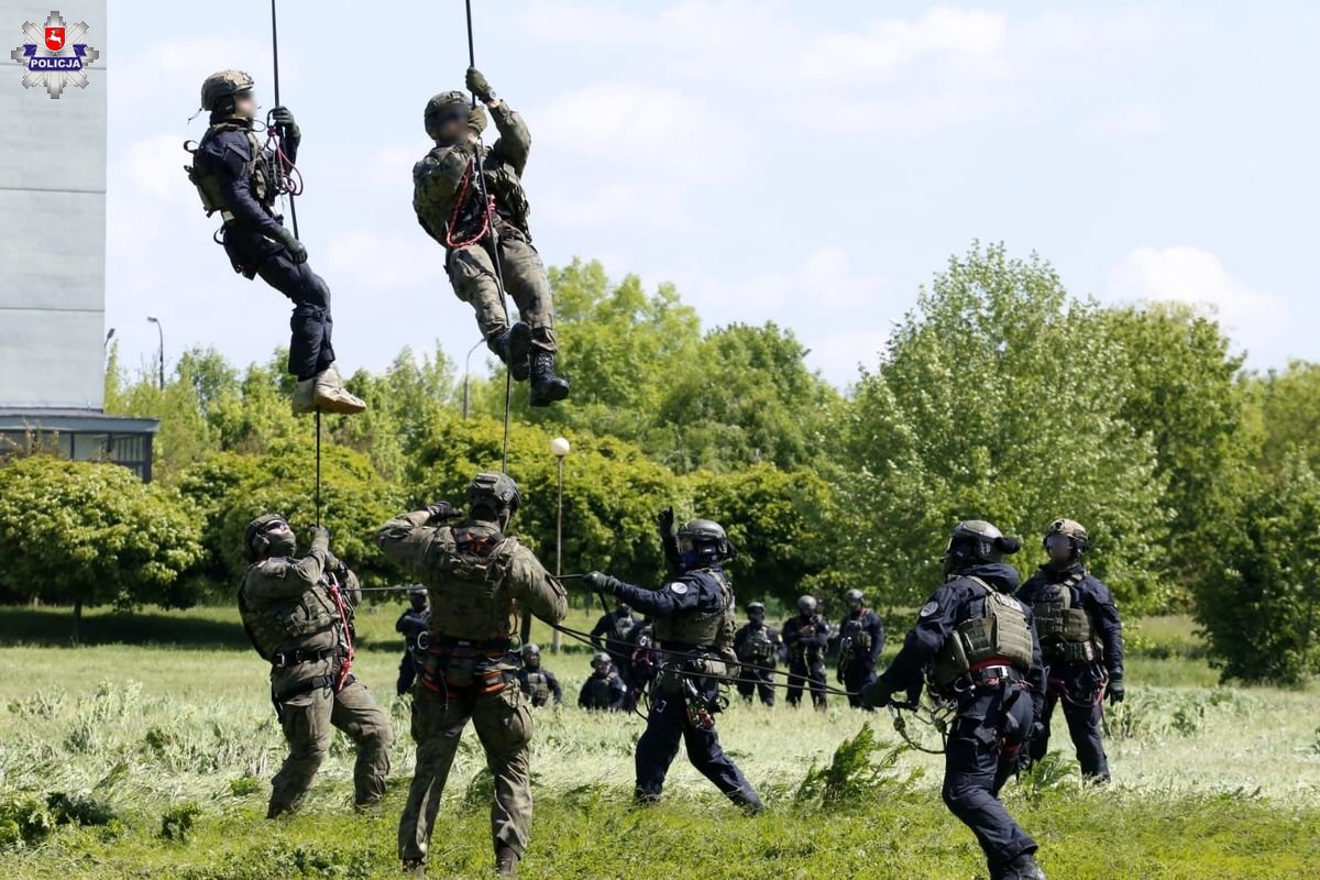 Nad miastem latał śmigłowiec, pod nim na linie byli ludzie. Tak ćwiczyli policyjni kontrterroryści (zdjęcia, wideo)