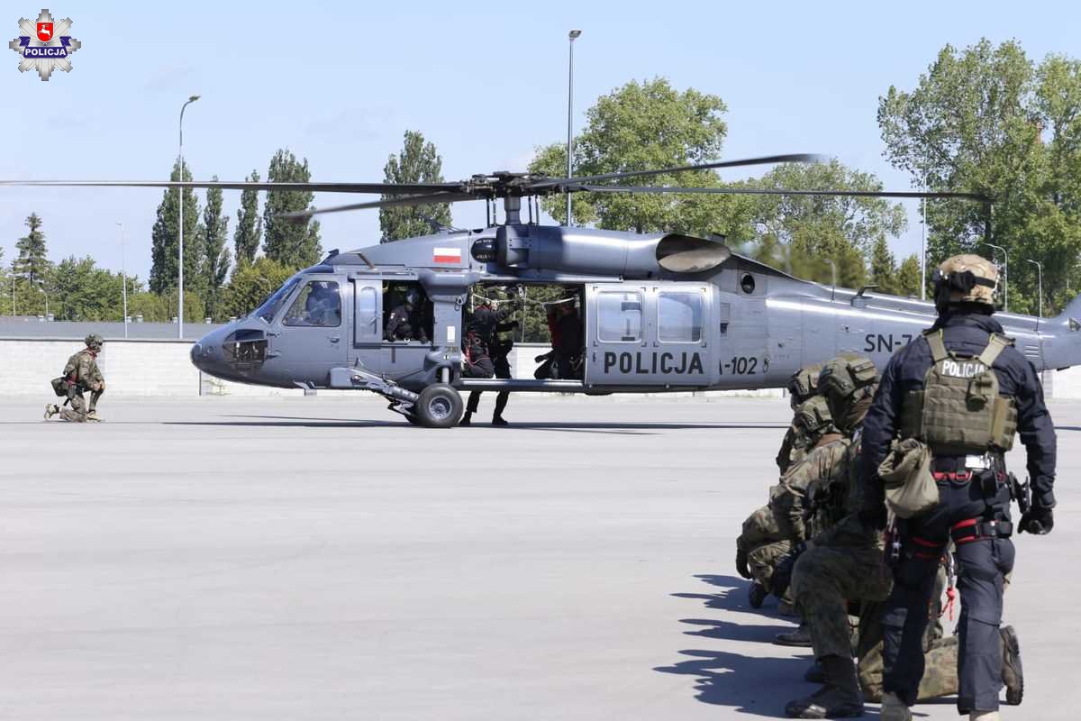 Nad miastem latał śmigłowiec, pod nim na linie byli ludzie. Tak ćwiczyli policyjni kontrterroryści (zdjęcia, wideo)