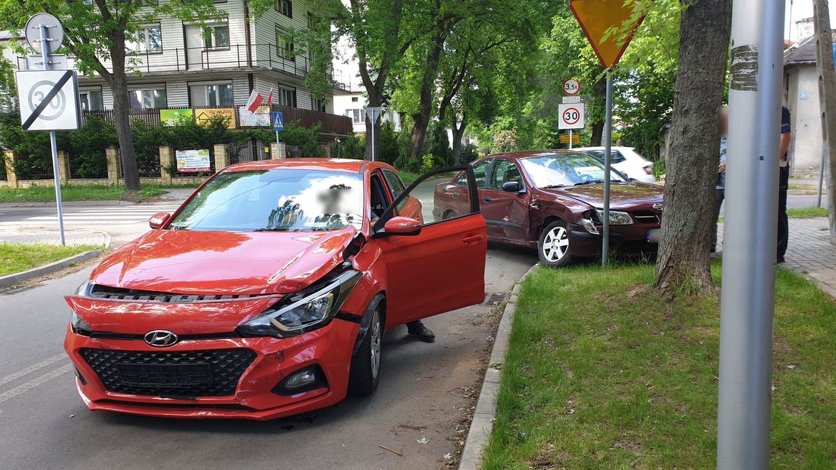 Wjechał na skrzyżowanie, jednak nie zwrócił uwagi na znaki. Zderzył się z hyundaiem (foto)