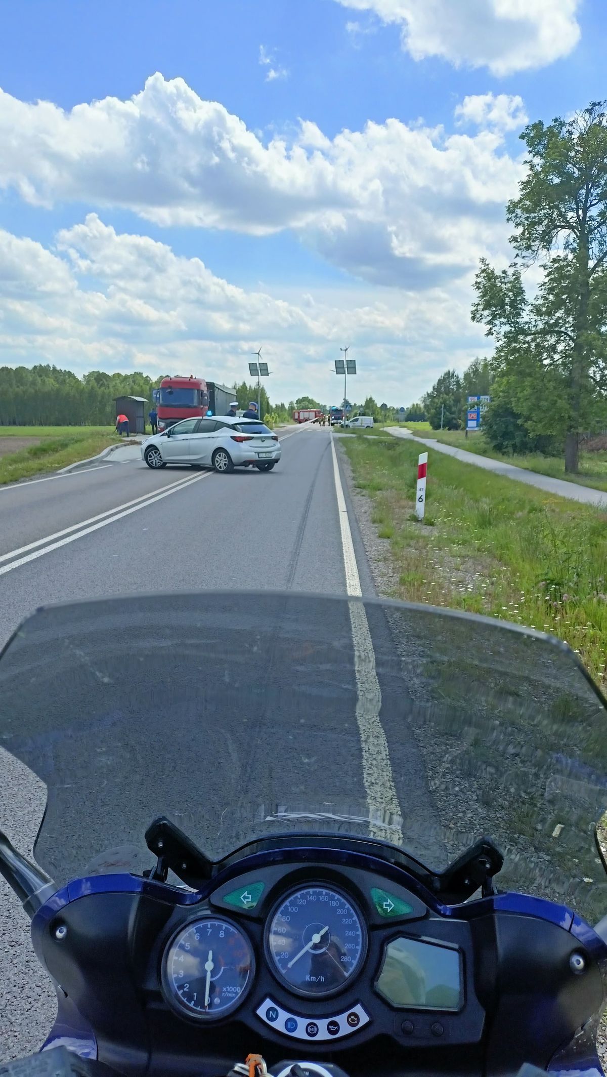 Ciężarówka zanieczyściła drogę. Trasa jest całkowicie zablokowana (foto)