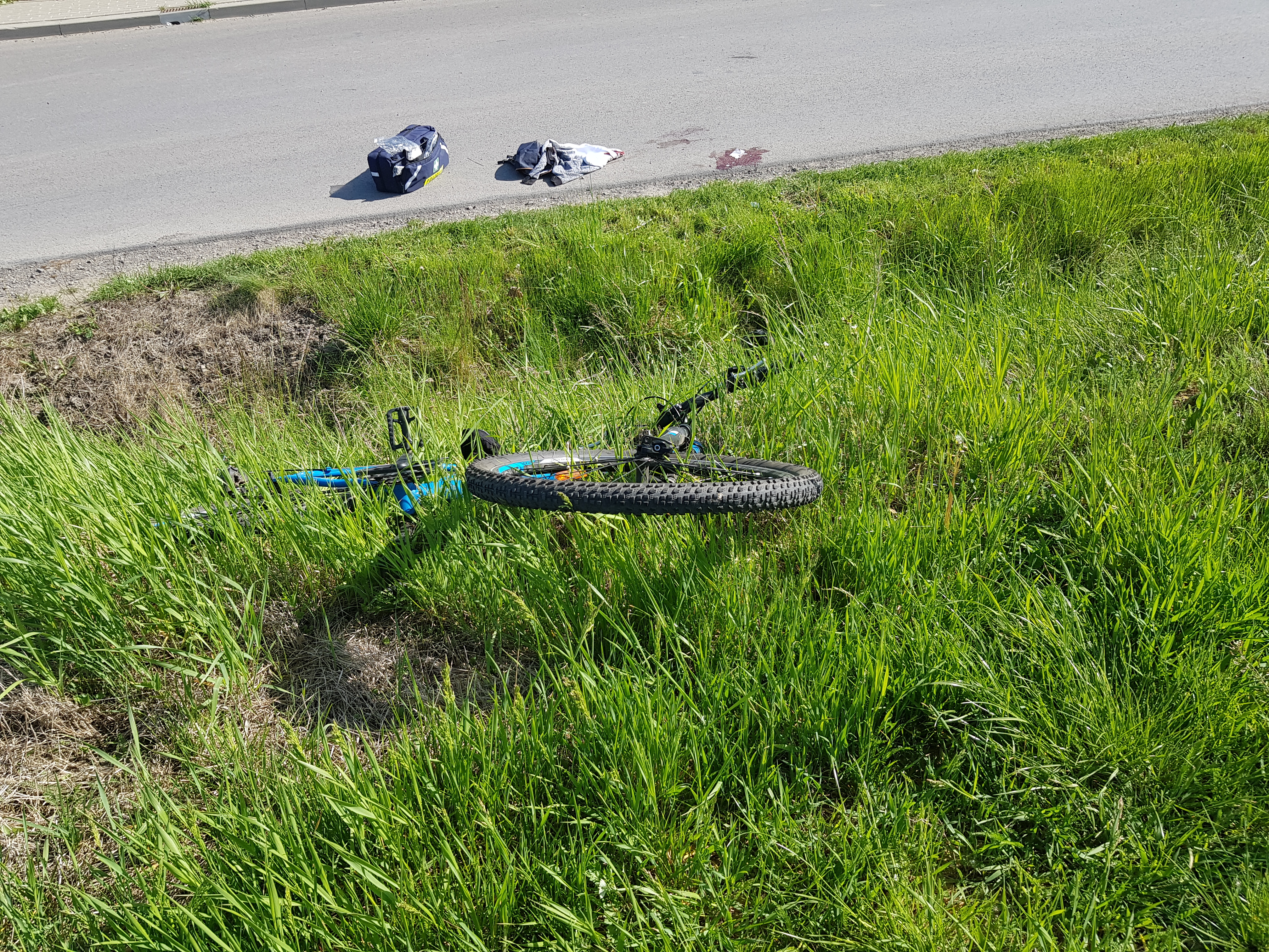 Poważny wypadek z udziałem nastoletniego rowerzysty. Interweniował śmigłowiec LPR (zdjęcia, wideo)