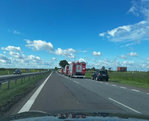 Stracił panowanie nad pojazdem, zderzył się ze skodą. Auta wypadły z drogi, jedno dachowało (foto)