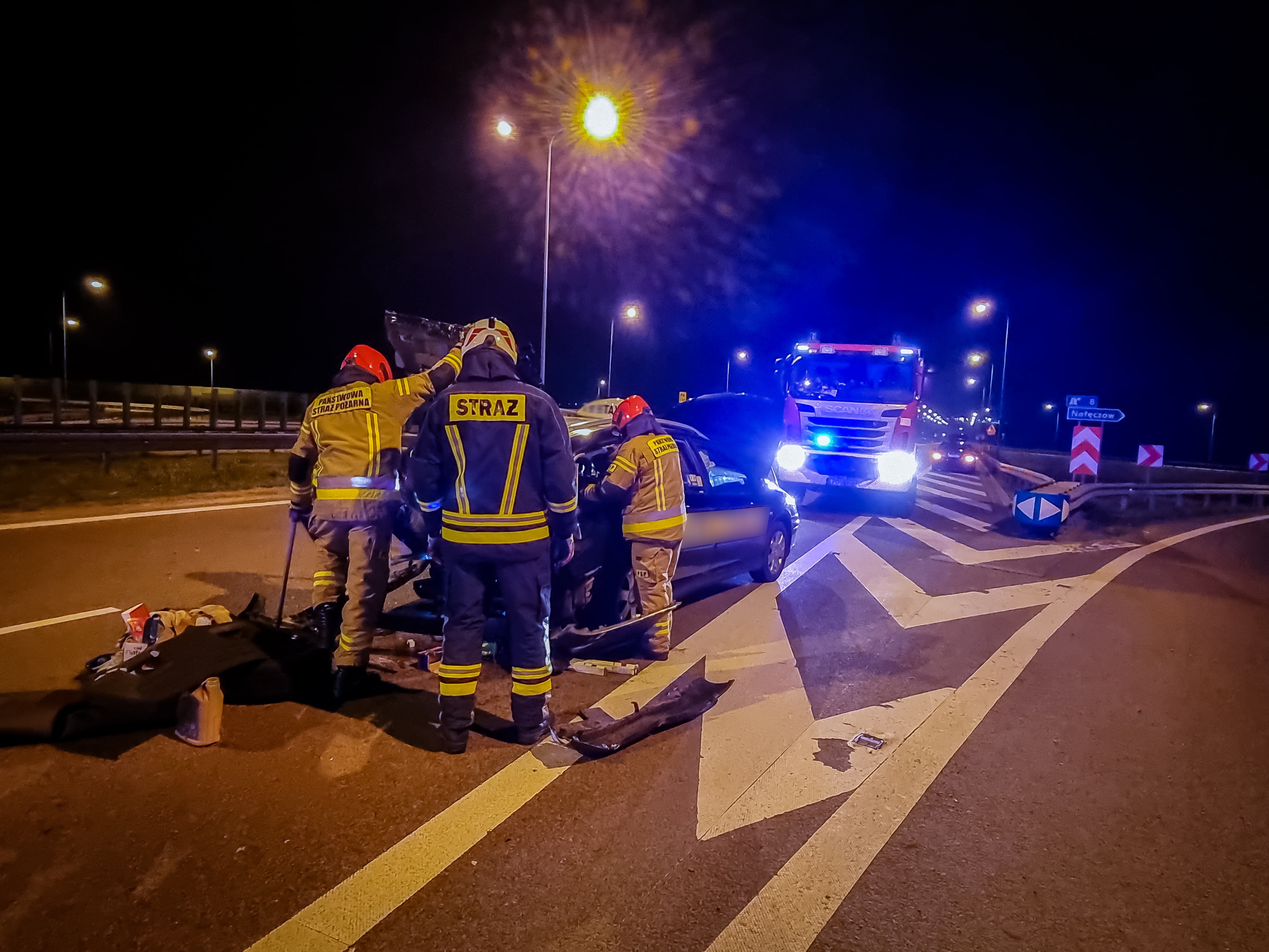 Jedna osoba poszkodowana po nocnym zderzeniu pojazdów na drodze S12 (zdjęcia)