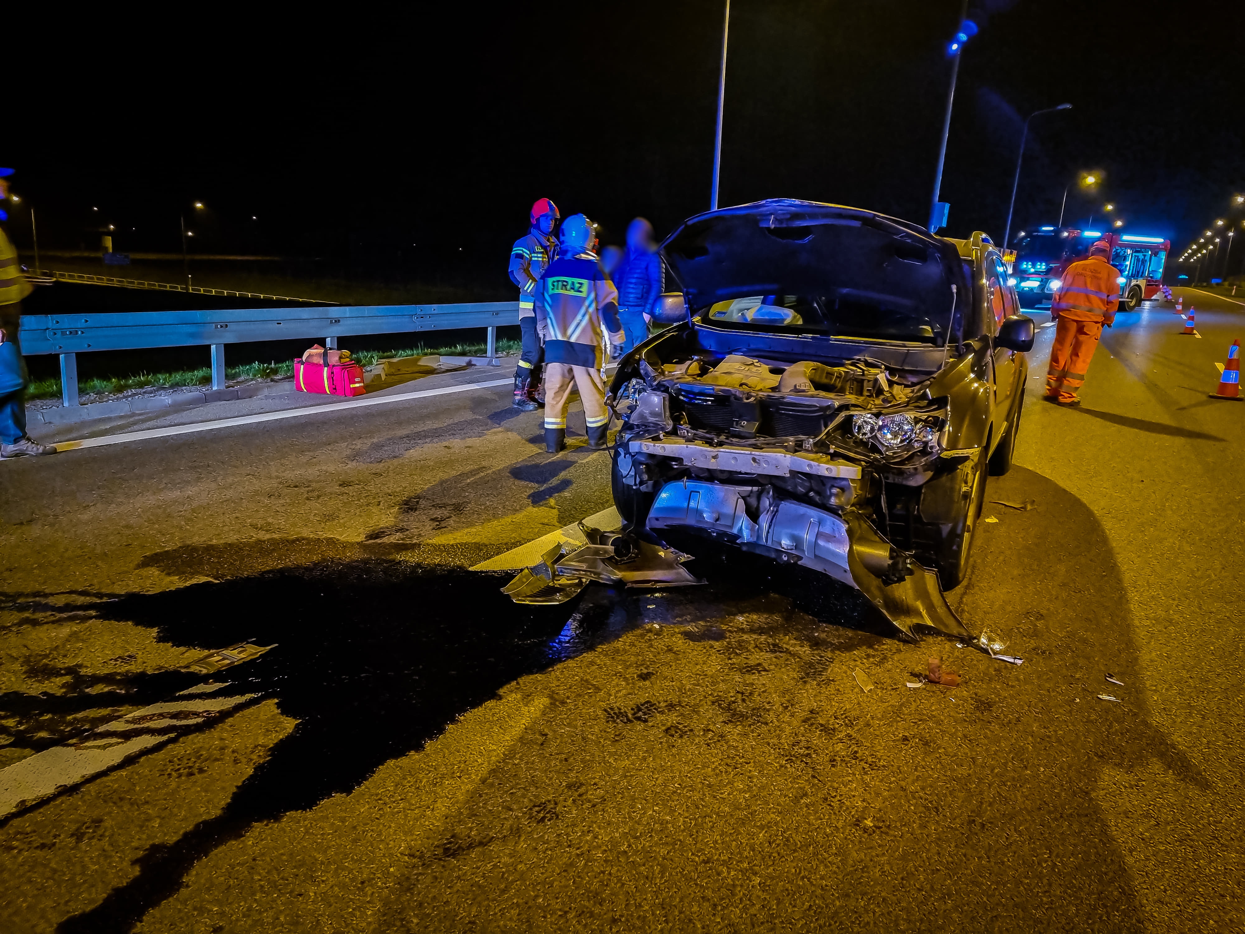 Jedna osoba poszkodowana po nocnym zderzeniu pojazdów na drodze S12 (zdjęcia)