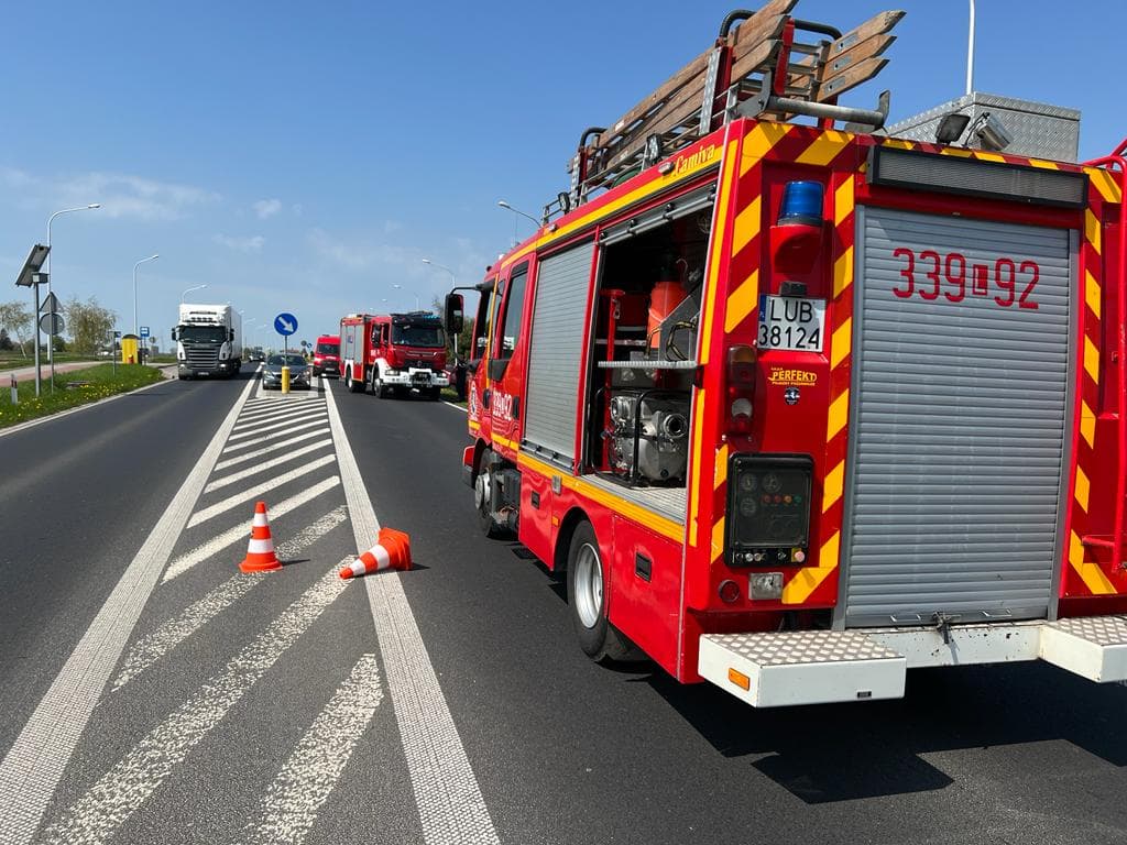 Pojazd osobowy zjechał z drogi wojewódzkiej do rowu (zdjęcia)