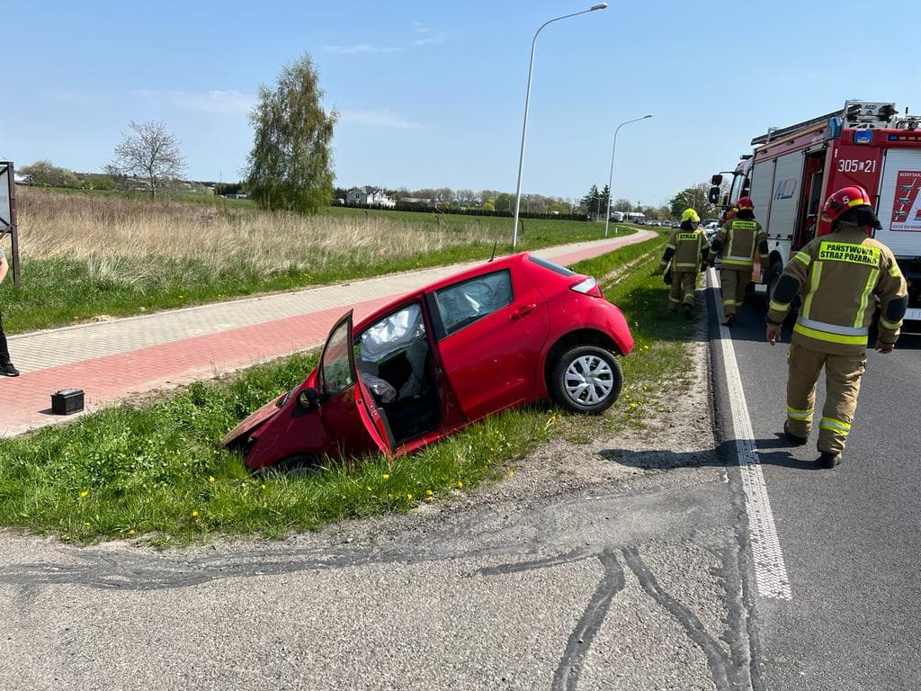 Pojazd osobowy zjechał z drogi wojewódzkiej do rowu (zdjęcia)