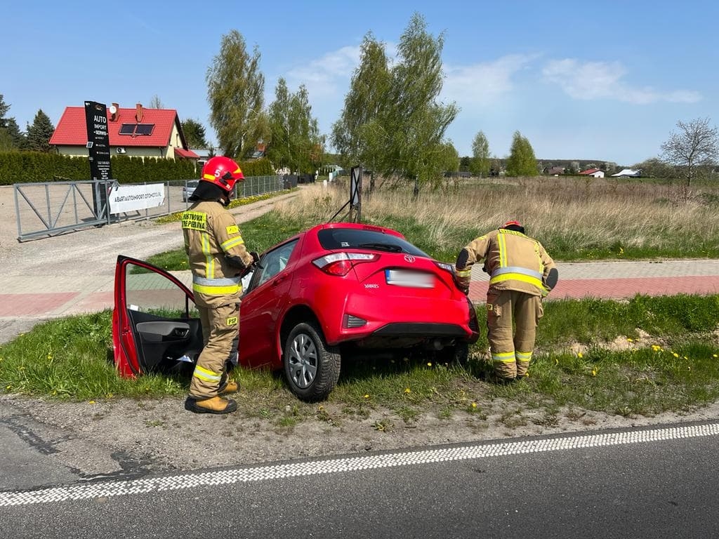 Pojazd osobowy zjechał z drogi wojewódzkiej do rowu (zdjęcia)