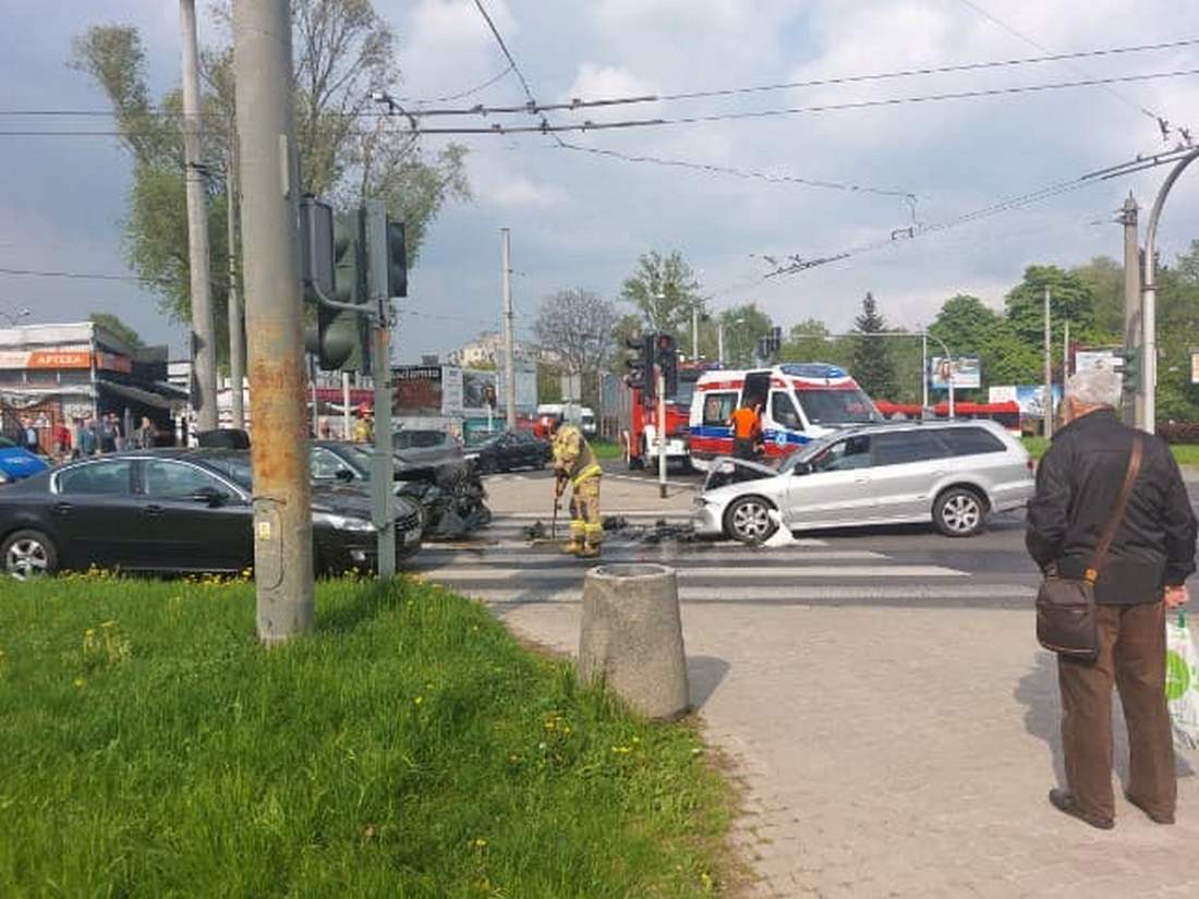 Groźny wypadek z Lublinie. Mitsubishi jechało pod prąd, po chwili doszło do czołowego zderzenia z BMW (zdjęcia)