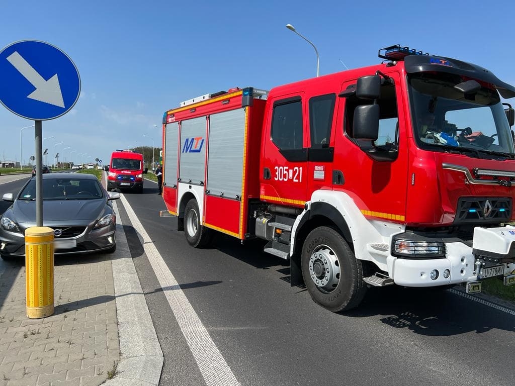 Pojazd osobowy zjechał z drogi wojewódzkiej do rowu (zdjęcia)