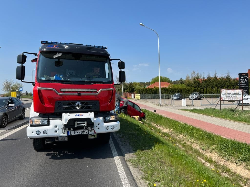 Pojazd osobowy zjechał z drogi wojewódzkiej do rowu (zdjęcia)