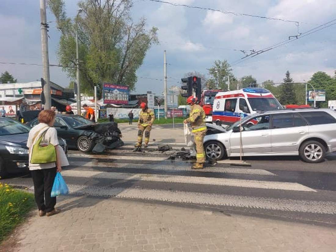 Groźny wypadek z Lublinie. Mitsubishi jechało pod prąd, po chwili doszło do czołowego zderzenia z BMW (zdjęcia)