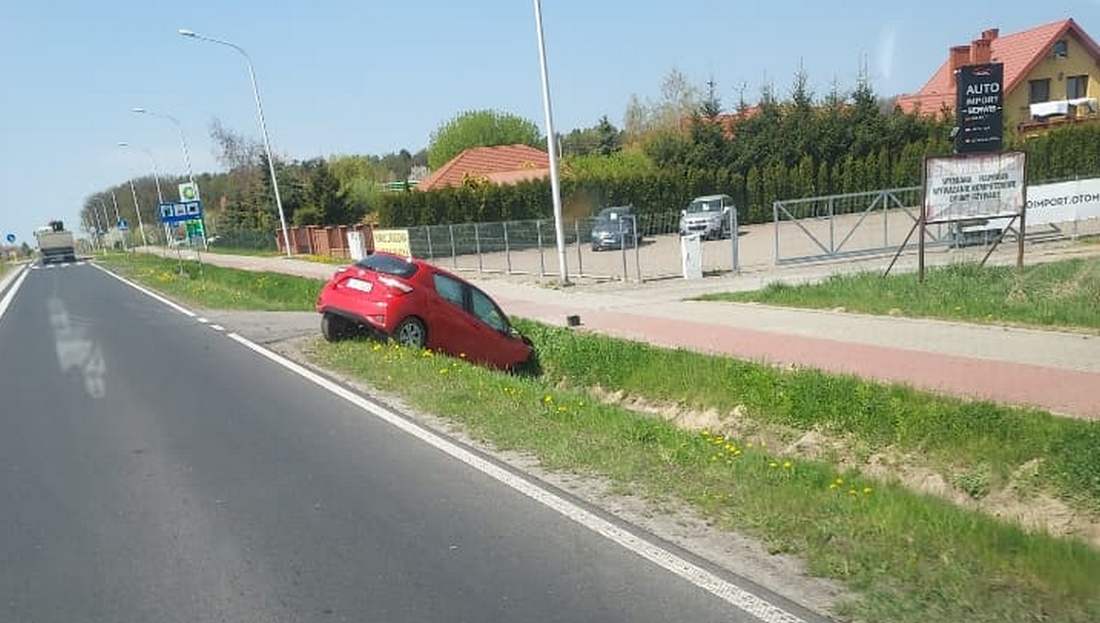 Pojazd osobowy zjechał z drogi wojewódzkiej do rowu (zdjęcia)