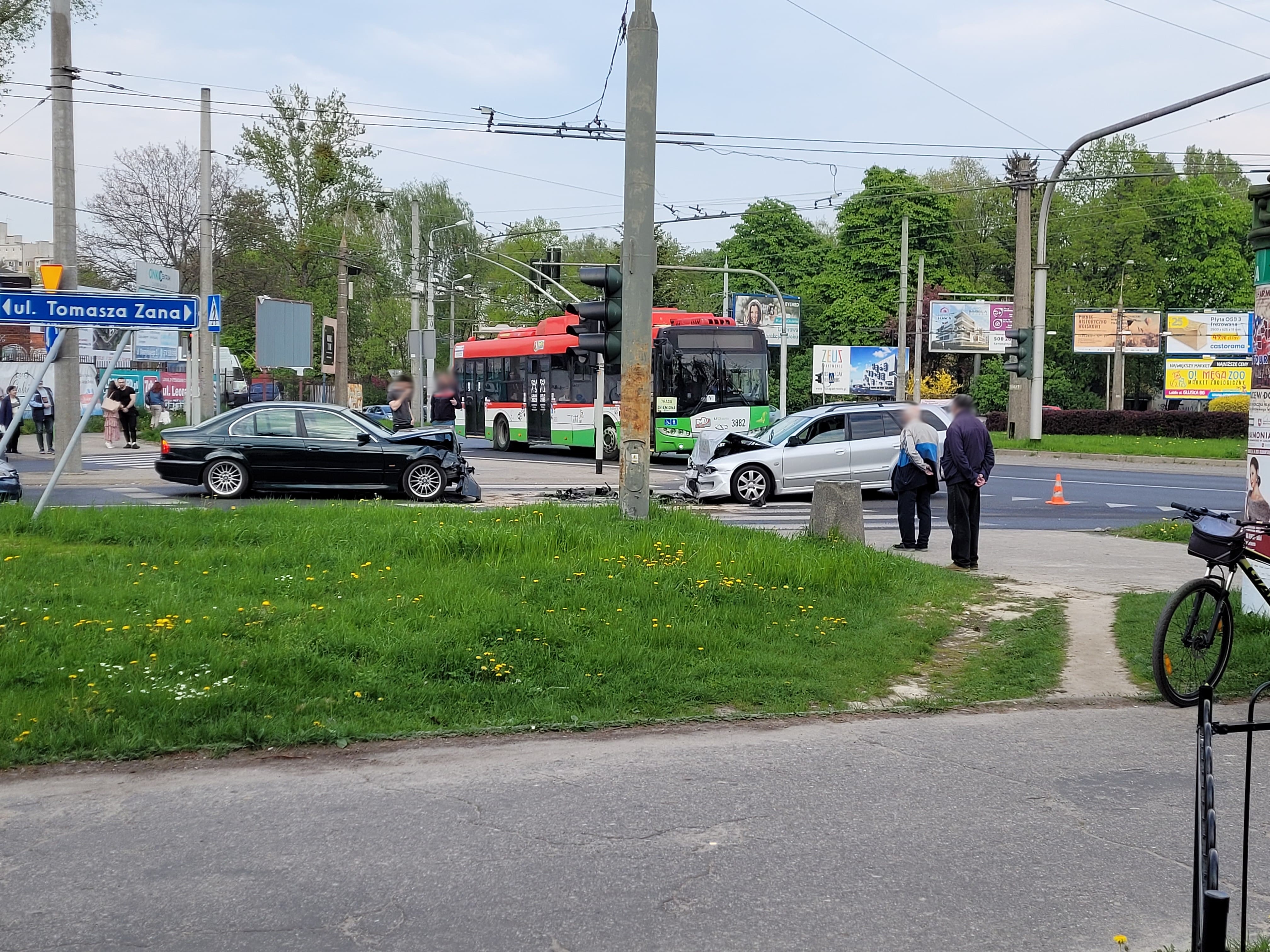 Groźny wypadek z Lublinie. Mitsubishi jechało pod prąd, po chwili doszło do czołowego zderzenia z BMW (zdjęcia)