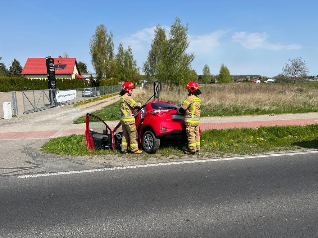 Pojazd osobowy zjechał z drogi wojewódzkiej do rowu (zdjęcia)