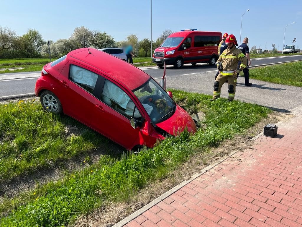 Pojazd osobowy zjechał z drogi wojewódzkiej do rowu (zdjęcia)