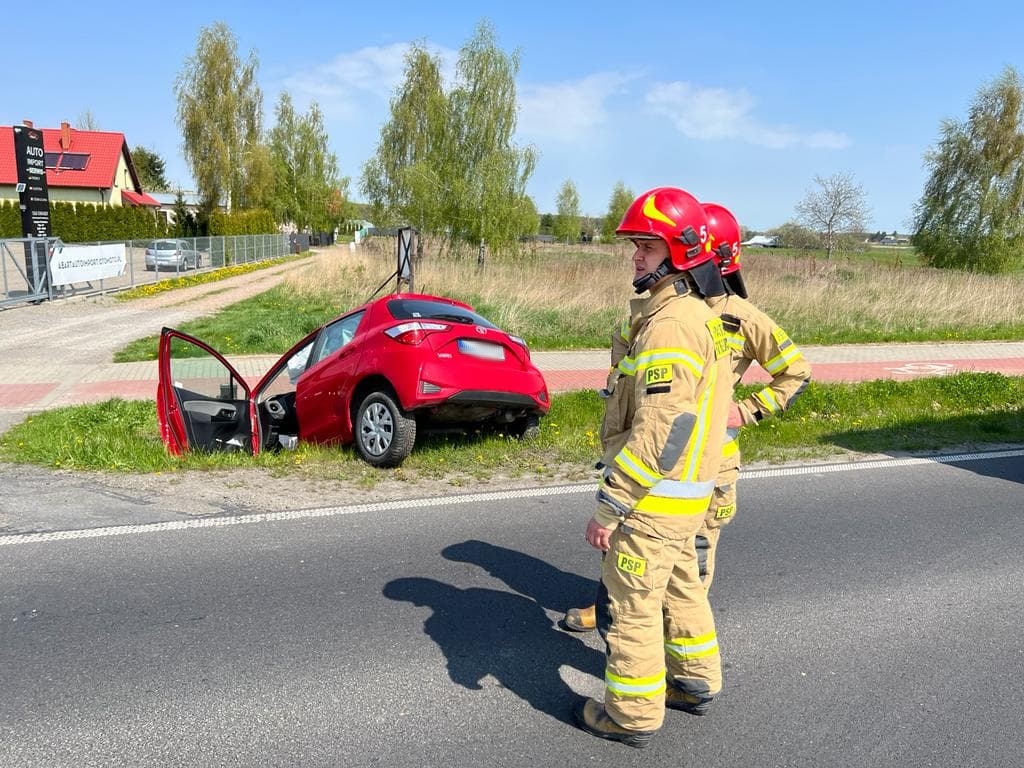 Pojazd osobowy zjechał z drogi wojewódzkiej do rowu (zdjęcia)