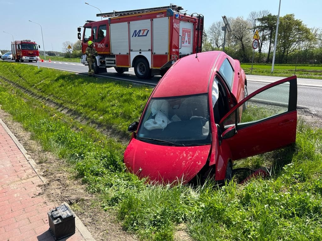 Pojazd osobowy zjechał z drogi wojewódzkiej do rowu (zdjęcia)