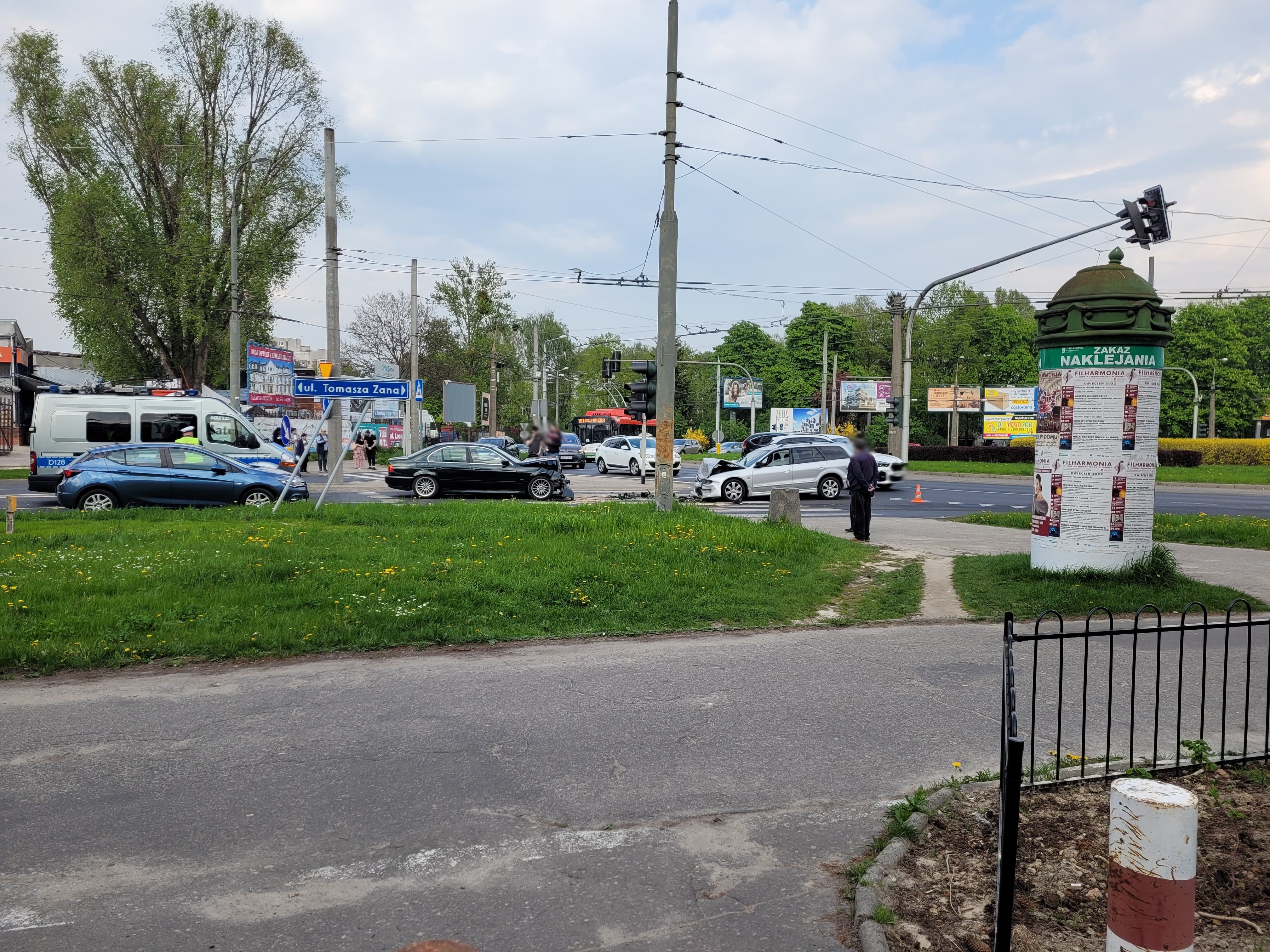 Groźny wypadek z Lublinie. Mitsubishi jechało pod prąd, po chwili doszło do czołowego zderzenia z BMW (zdjęcia)