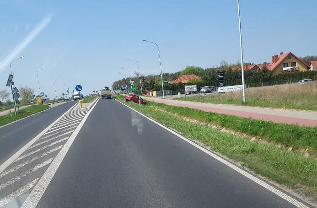 Pojazd osobowy zjechał z drogi wojewódzkiej do rowu (zdjęcia)