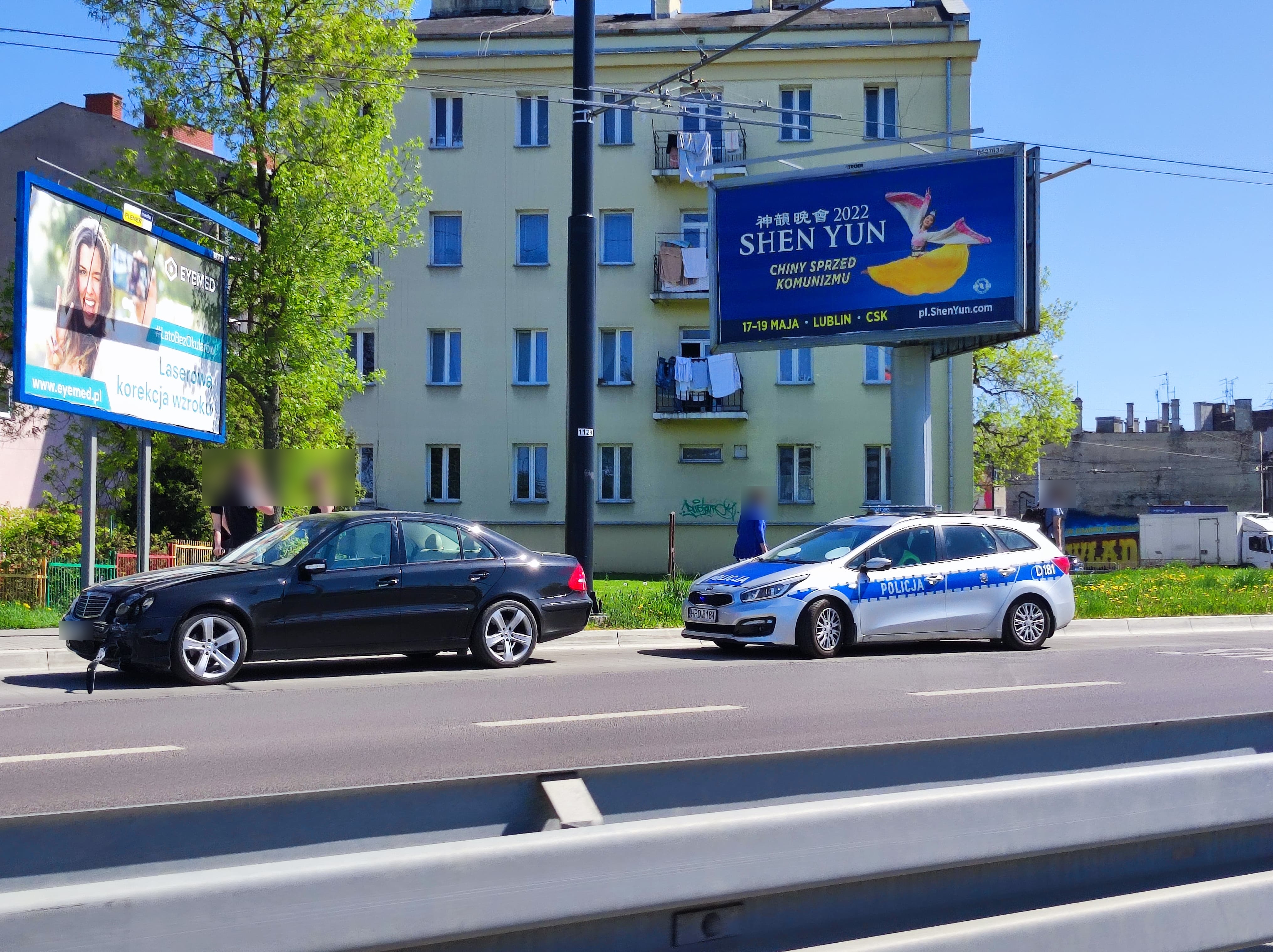 Mercedes uderzył w słup. Na ruchliwym skrzyżowaniu nie działa sygnalizacja świetlna (zdjęcia)