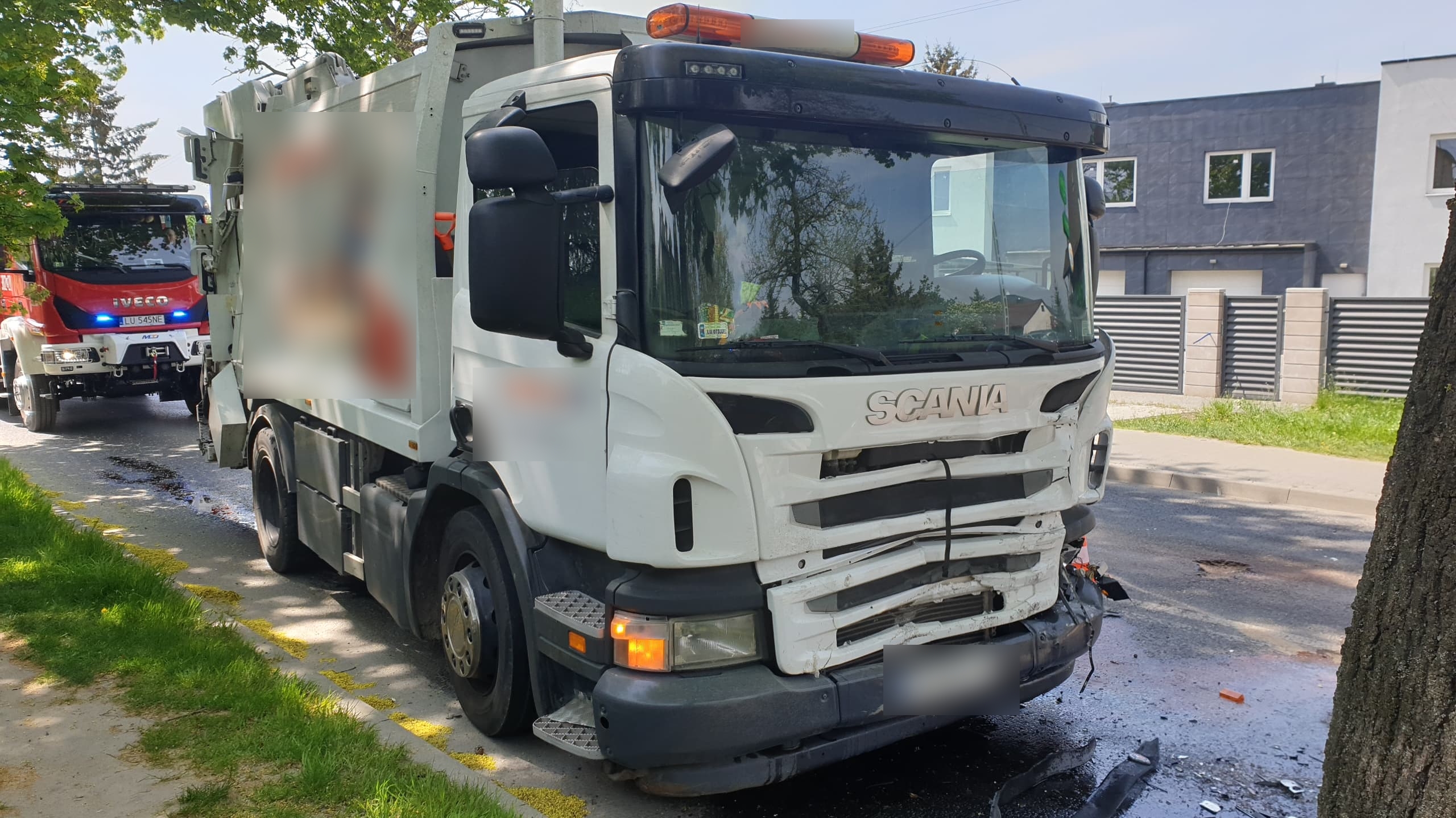 Czołowe zderzenie pojazdu osobowego ze śmieciarką w Lublinie. Jedna osoba nie żyje (zdjęcia)