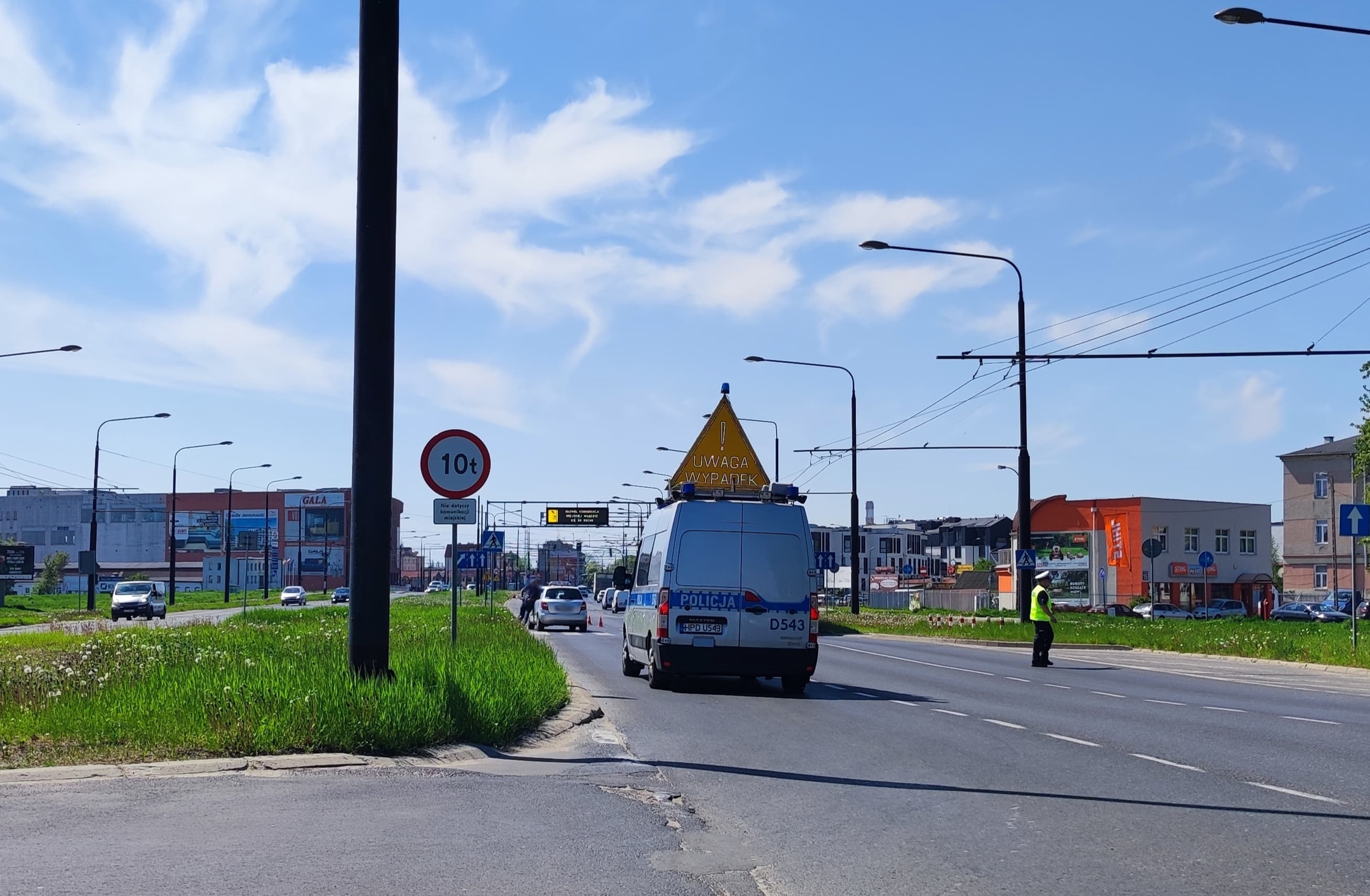 Zatrzymali się przed przejściem, żeby przepuścić pieszych. Kierowca skody wjechał w dziecko (zdjęcia)