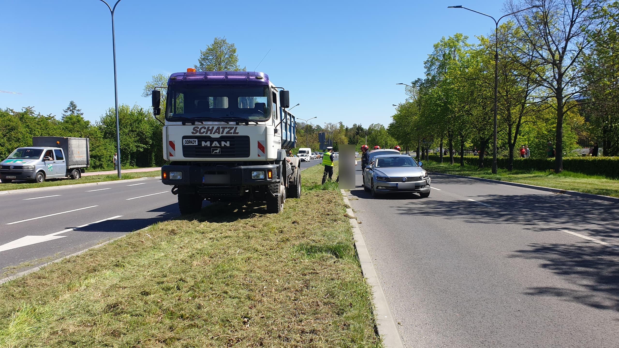 Zderzenie volkswagena z ciężarówką. Kierowcy nawzajem obarczają się winą, sprawa trafi do sądu (zdjęcia)