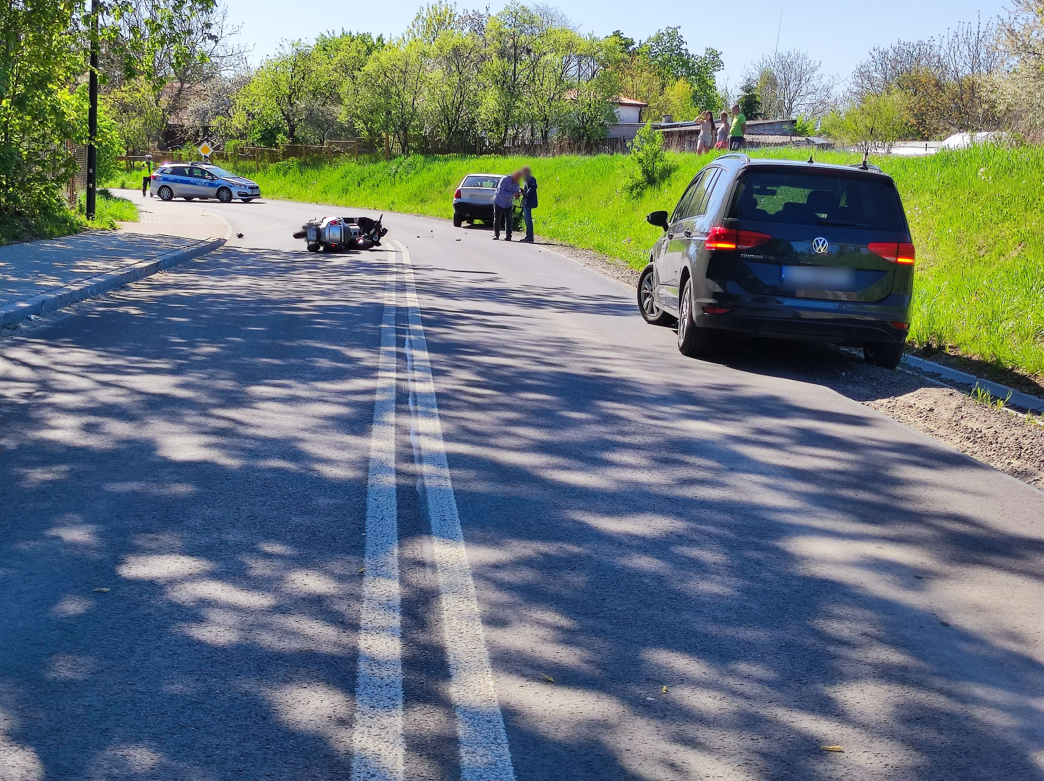 Zderzenie motocykla z pojazdem osobowym w Lublinie. Jedna osoba poszkodowana, ulica zablokowana (zdjęcia)
