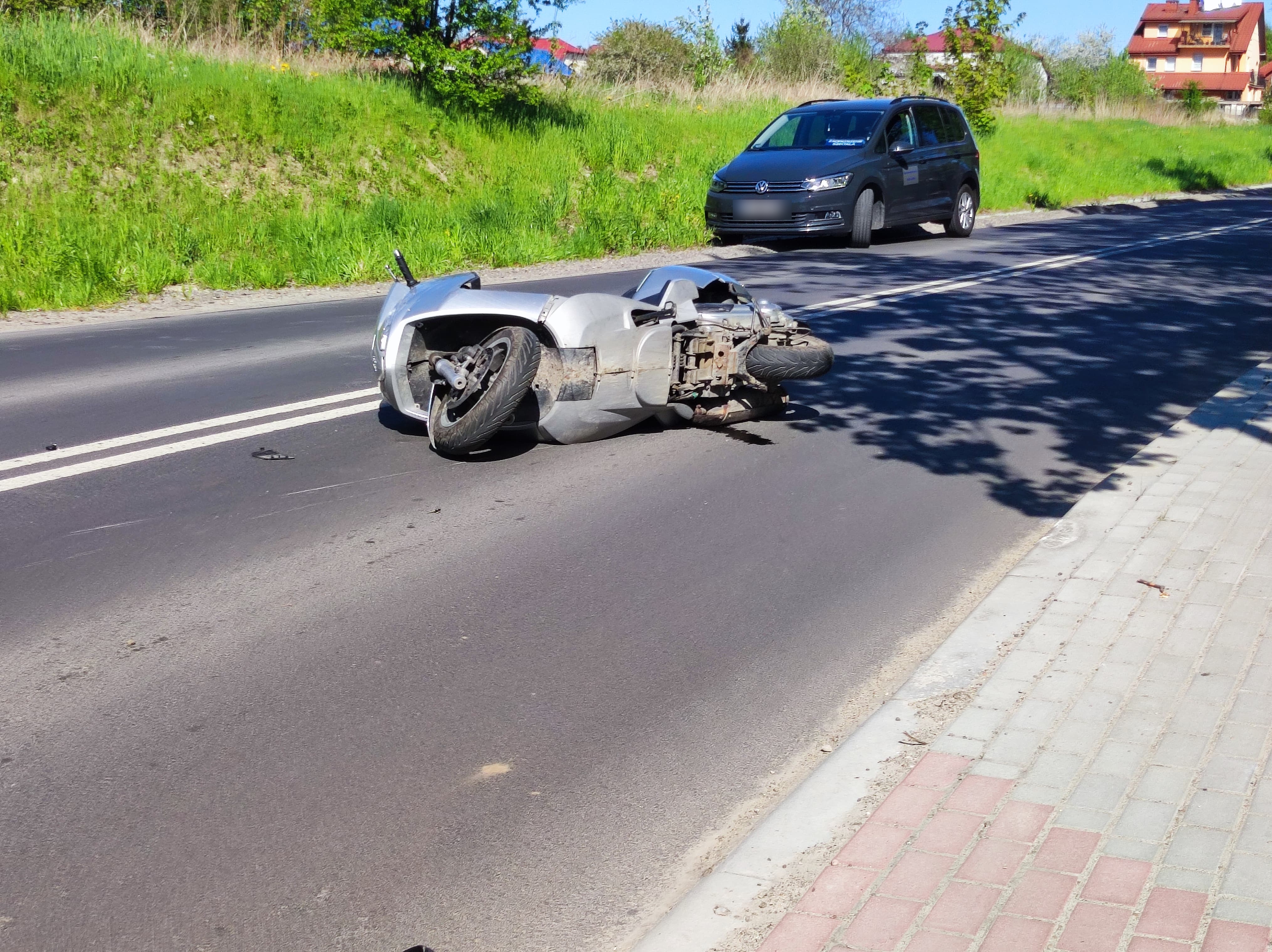 Zderzenie motocykla z pojazdem osobowym w Lublinie. Jedna osoba poszkodowana, ulica zablokowana (zdjęcia)
