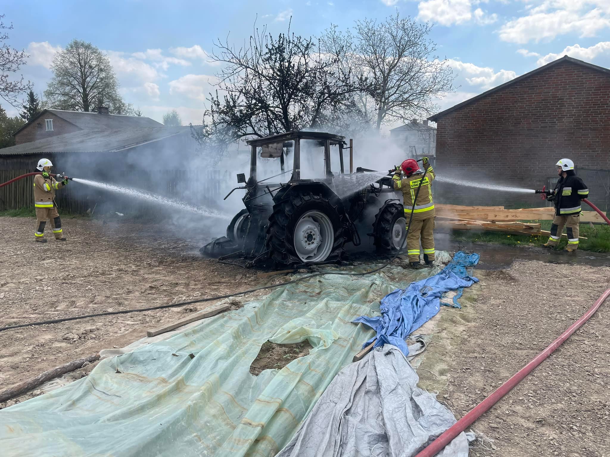 Strażacy walczyli z pożarem ciągnika rolniczego. W akcji gaśniczej cztery zastępy straży pożarnej (zdjęcia)