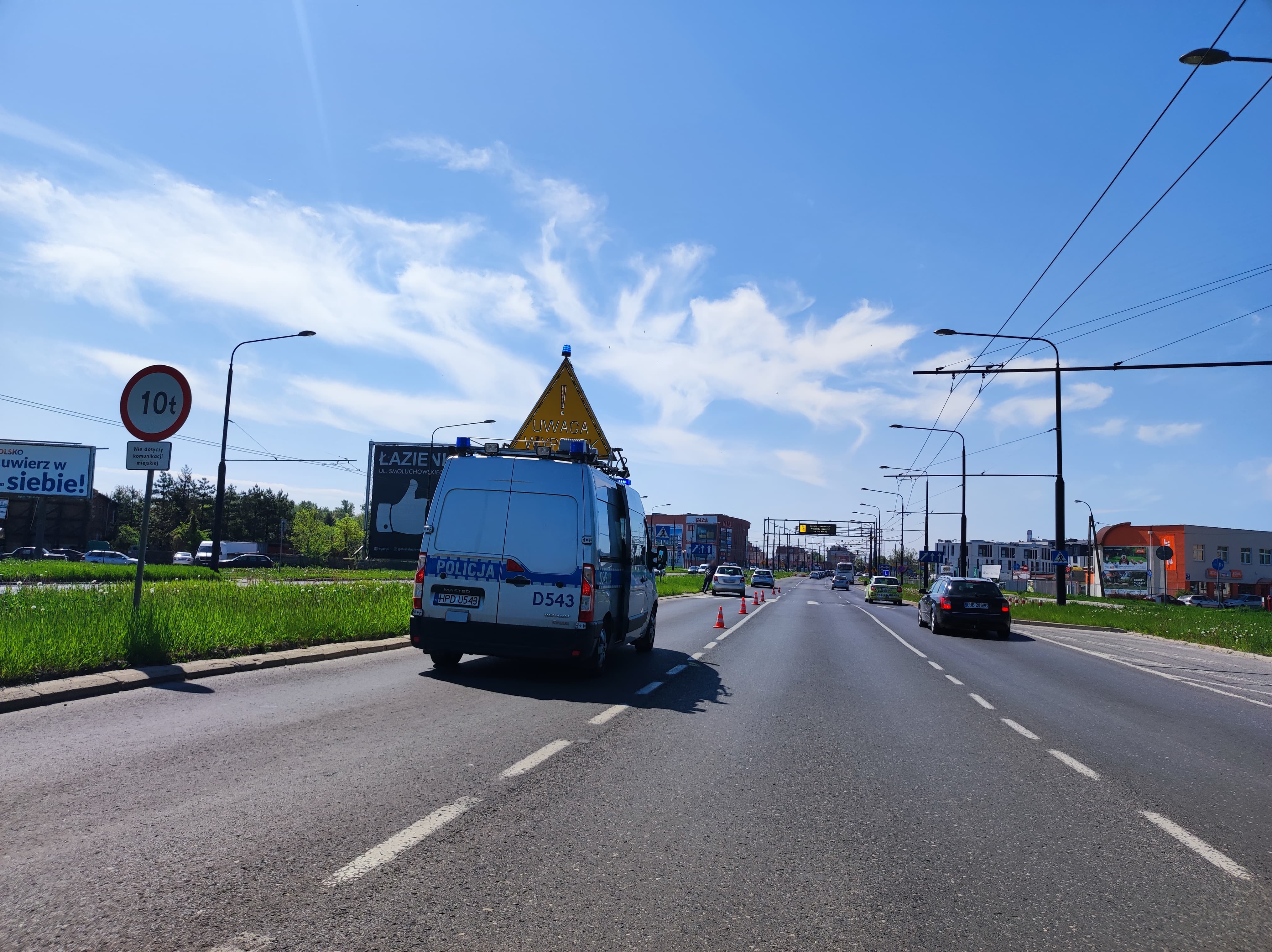 Zatrzymali się przed przejściem, żeby przepuścić pieszych. Kierowca skody wjechał w dziecko (zdjęcia)