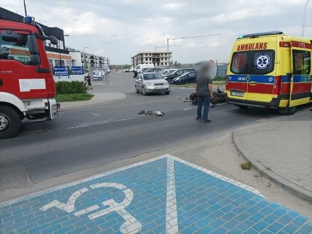 Motorowerzysta został ranny po zderzeniu z oplem. Ulica jest całkowicie zablokowana (zdjęcia)