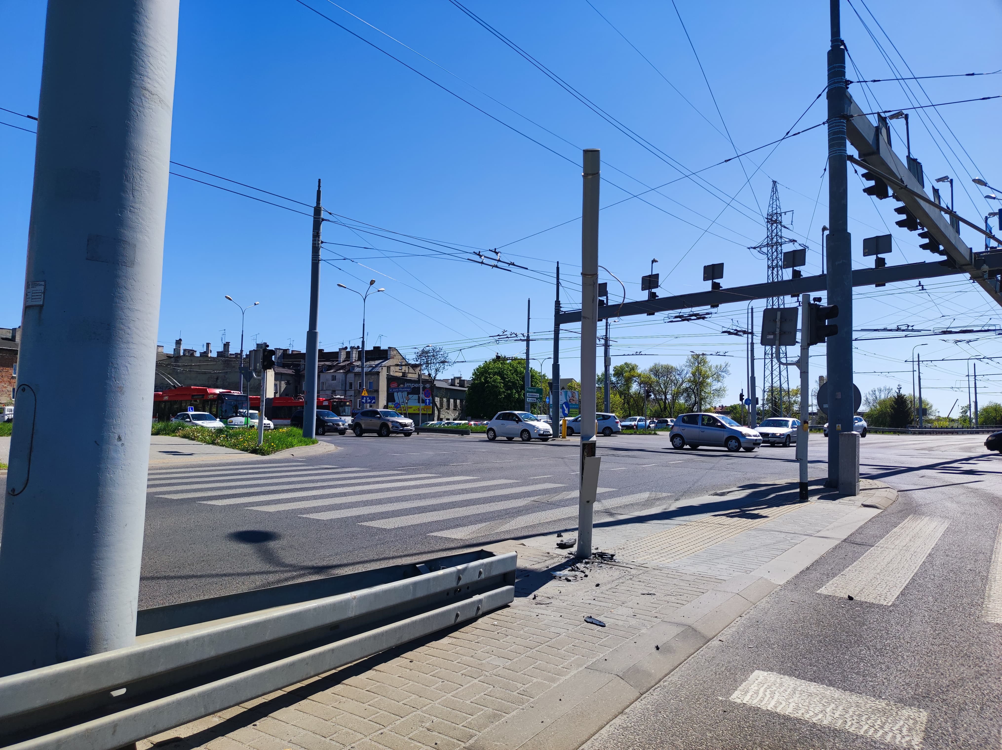 Mercedes uderzył w słup. Na ruchliwym skrzyżowaniu nie działa sygnalizacja świetlna (zdjęcia)