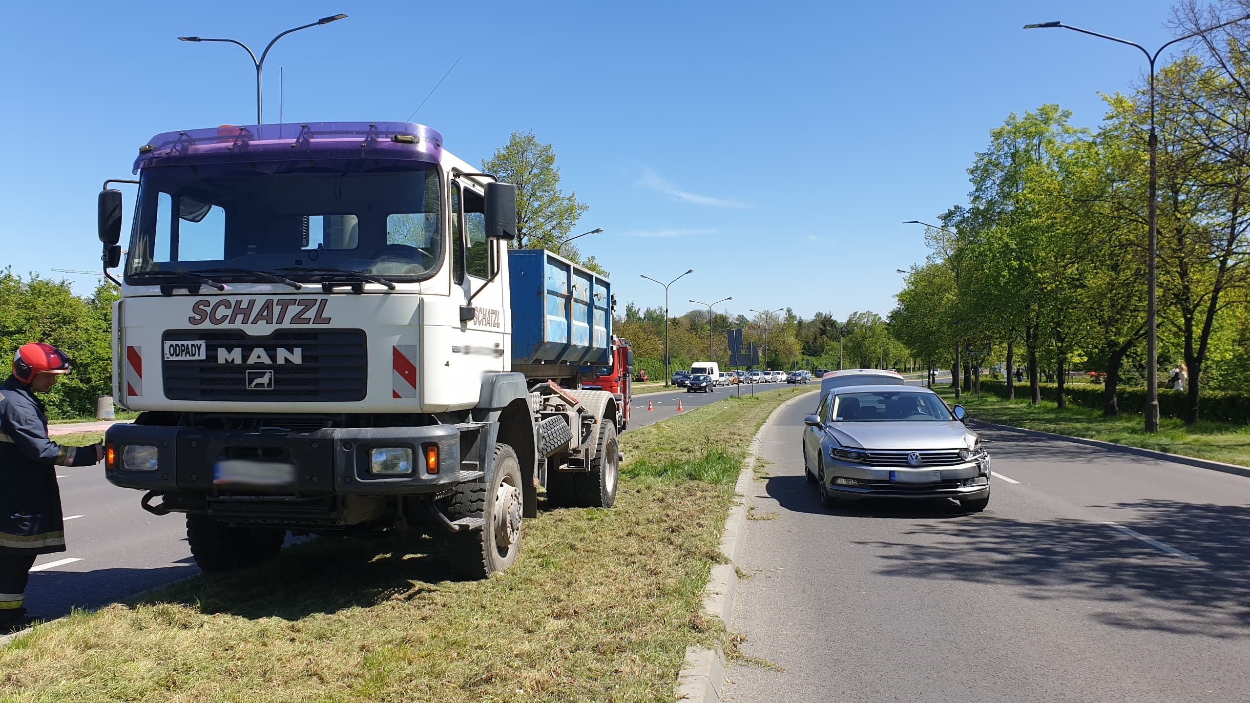 Zderzenie volkswagena z ciężarówką. Kierowcy nawzajem obarczają się winą, sprawa trafi do sądu (zdjęcia)