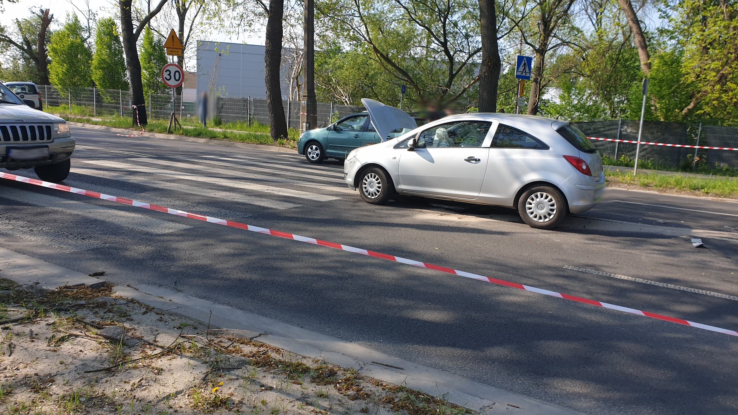 Zderzenie trzech pojazdów osobowych przed przejściem dla pieszych (zdjęcia)