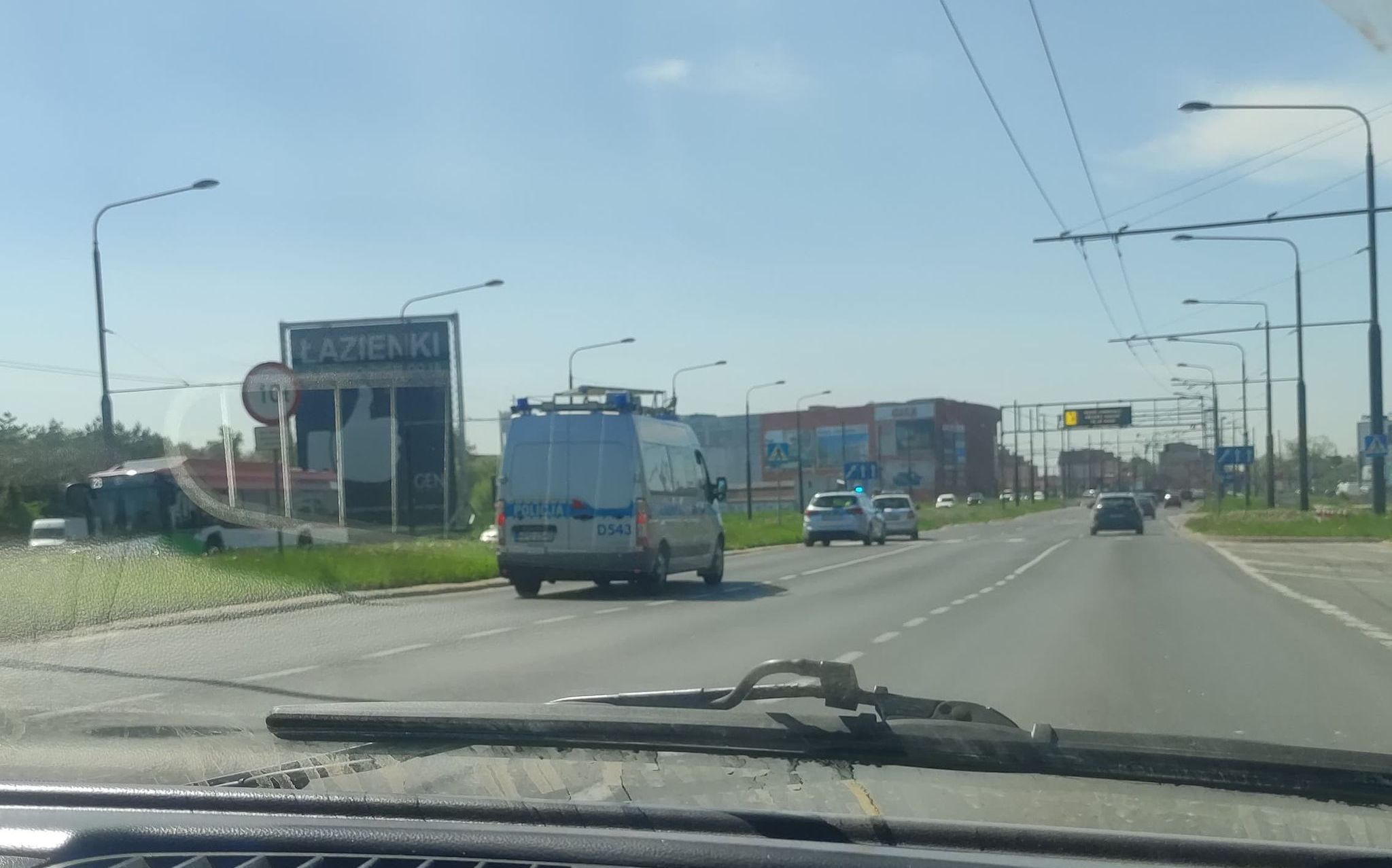 Zatrzymali się przed przejściem, żeby przepuścić pieszych. Kierowca skody wjechał w dziecko (zdjęcia)