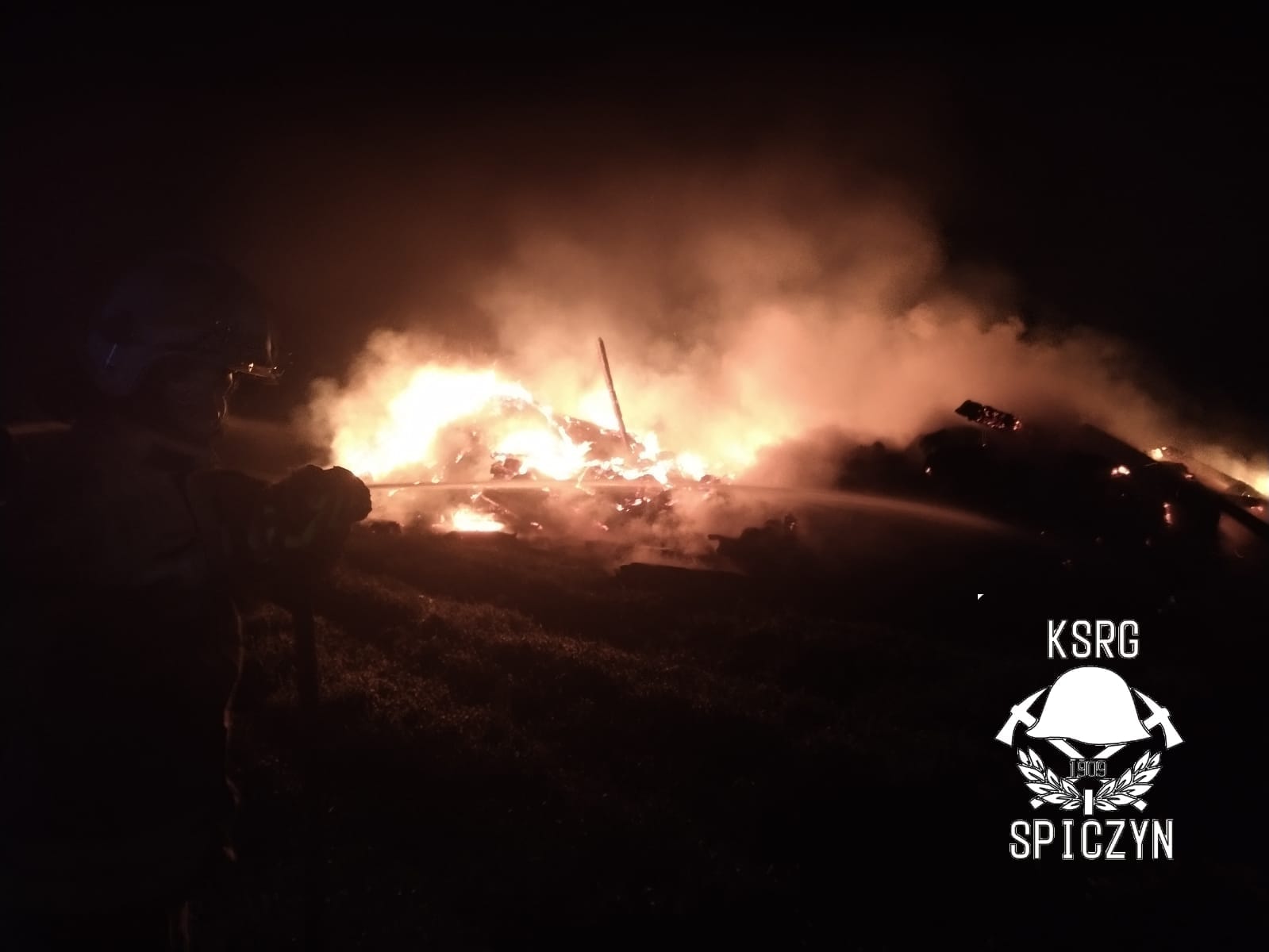 Nocny pożar stodoły. W akcji gaśniczej kilka zastępów straży pożarnej (zdjęcia)
