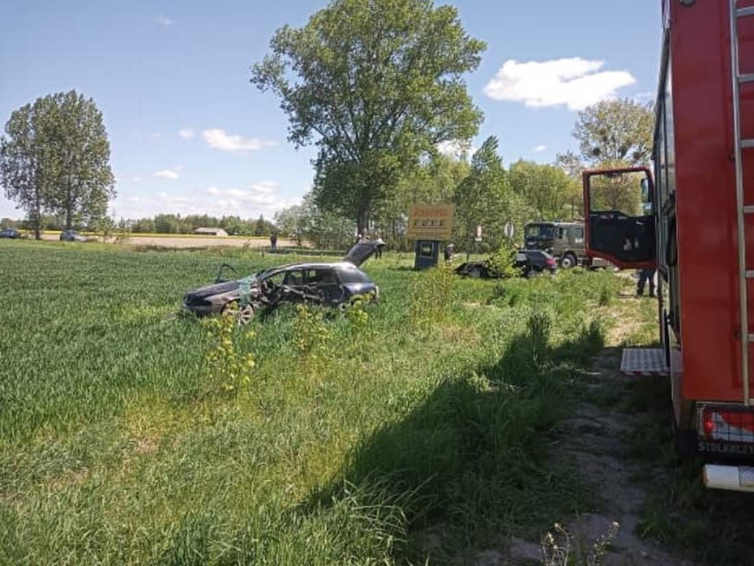 Trzy osoby poszkodowane po zderzeniu dwóch pojazdów. W miejscu wypadku są utrudnienia w ruchu (zdjęcia)